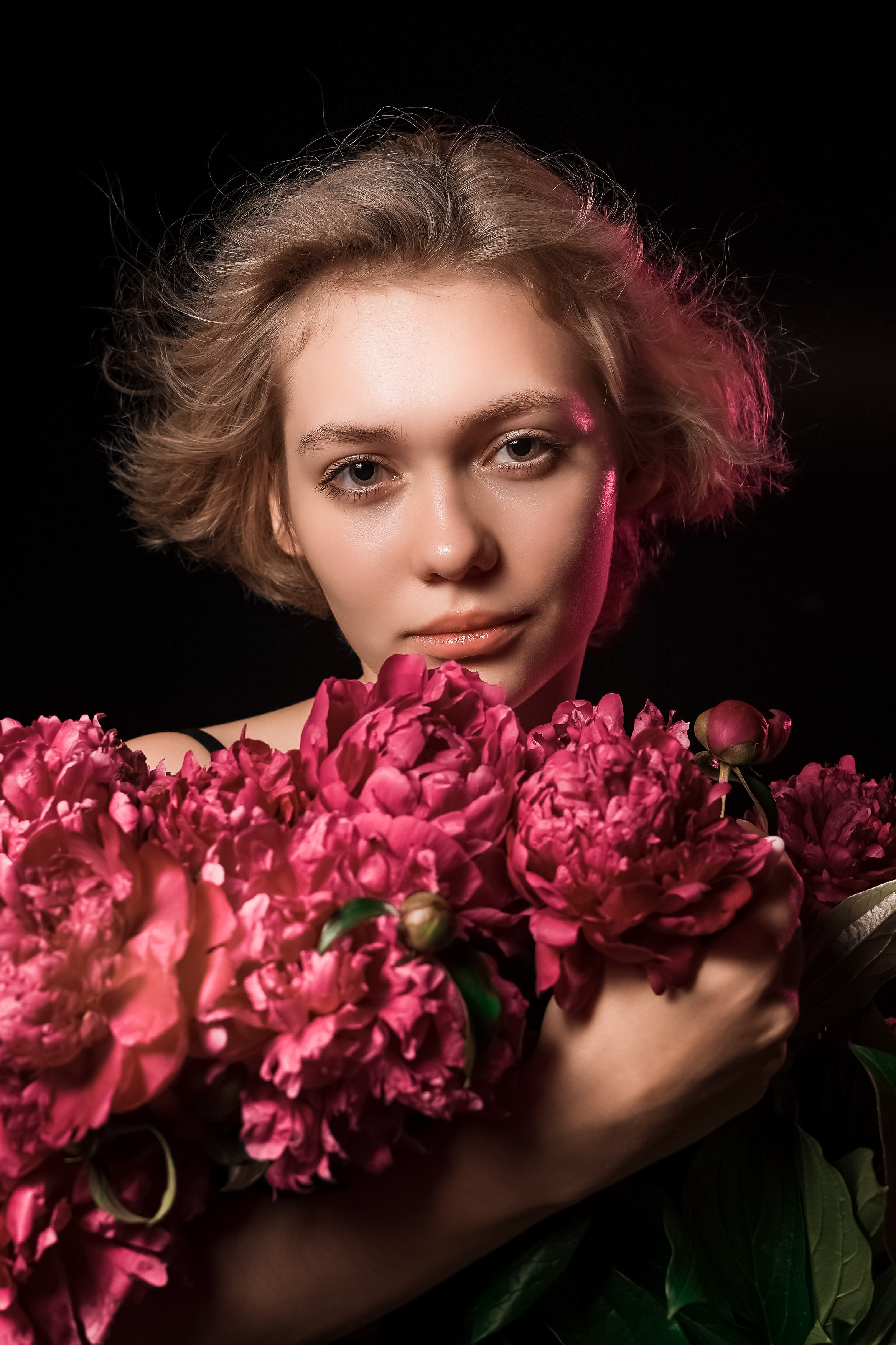 Съемка Ксении с пионами на черном фоне. Фотограф Светлана Боровикова в Домодедове