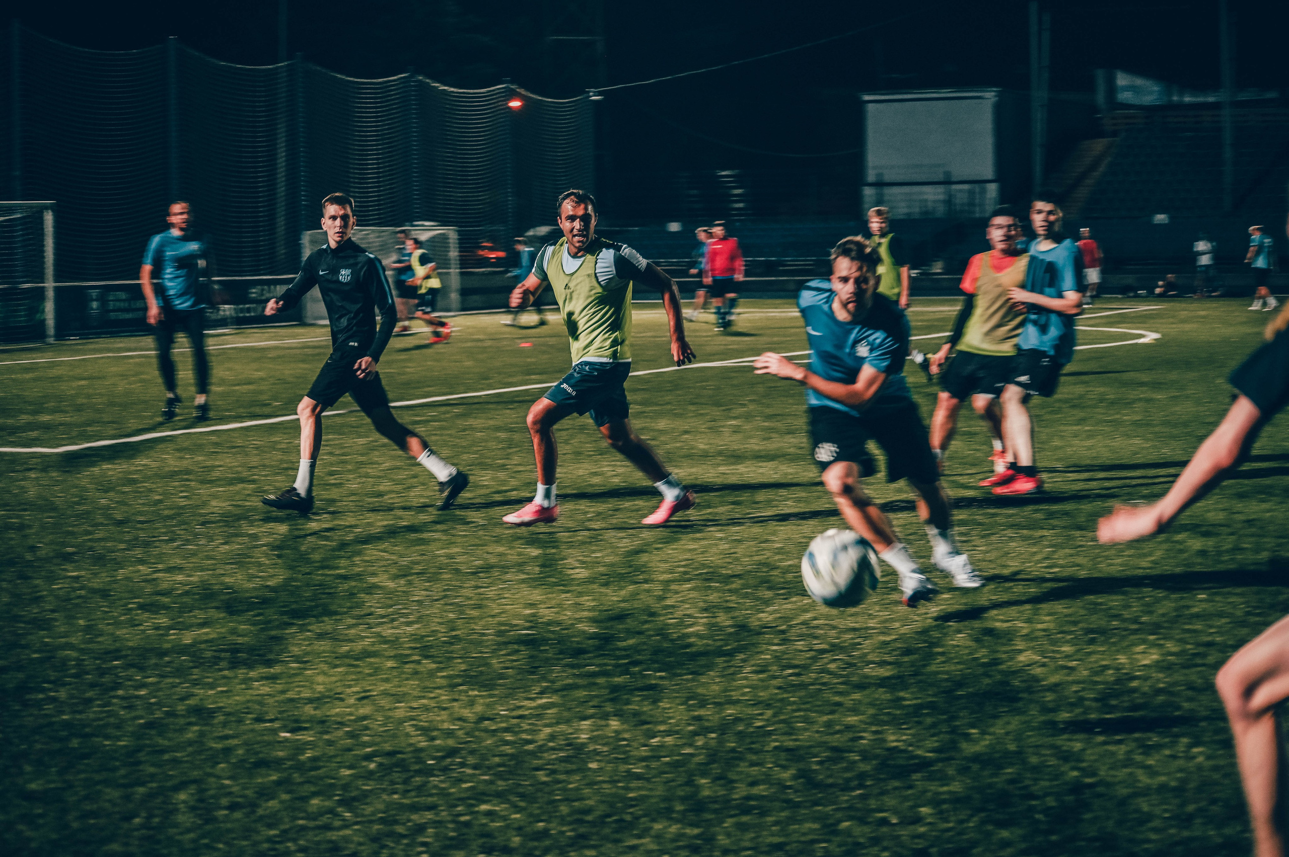 Фотосъёмка футбольной тренировки на стадионе. Фотограф Александр Орымбаев