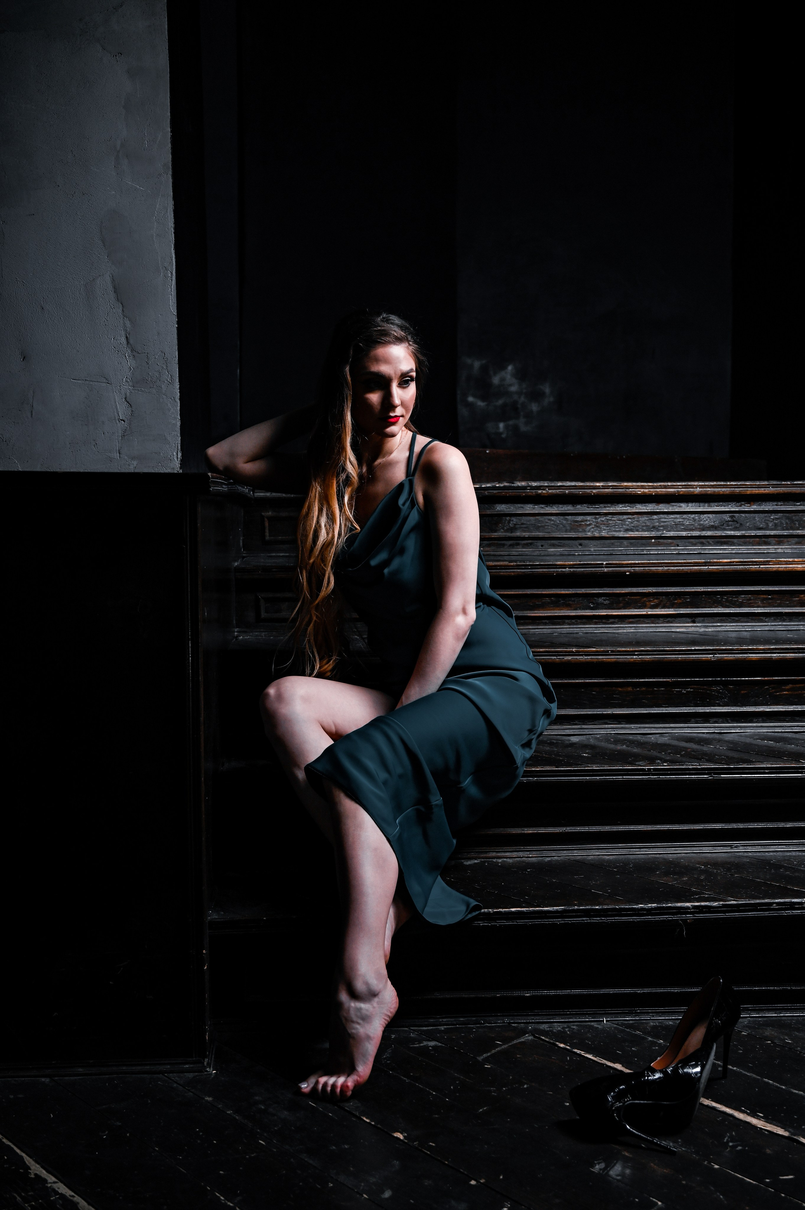 Эмоциональный женский портрет в стиле нуар с естественным освещением. Фотография передаёт глубину взгляда и лёгкую меланхолию, подчёркивая индивидуальность модели. Идеально для личного блога, соцсетей или рекламных проектов. Профессиональная съёмка в студии с акцентом на естественную красоту.