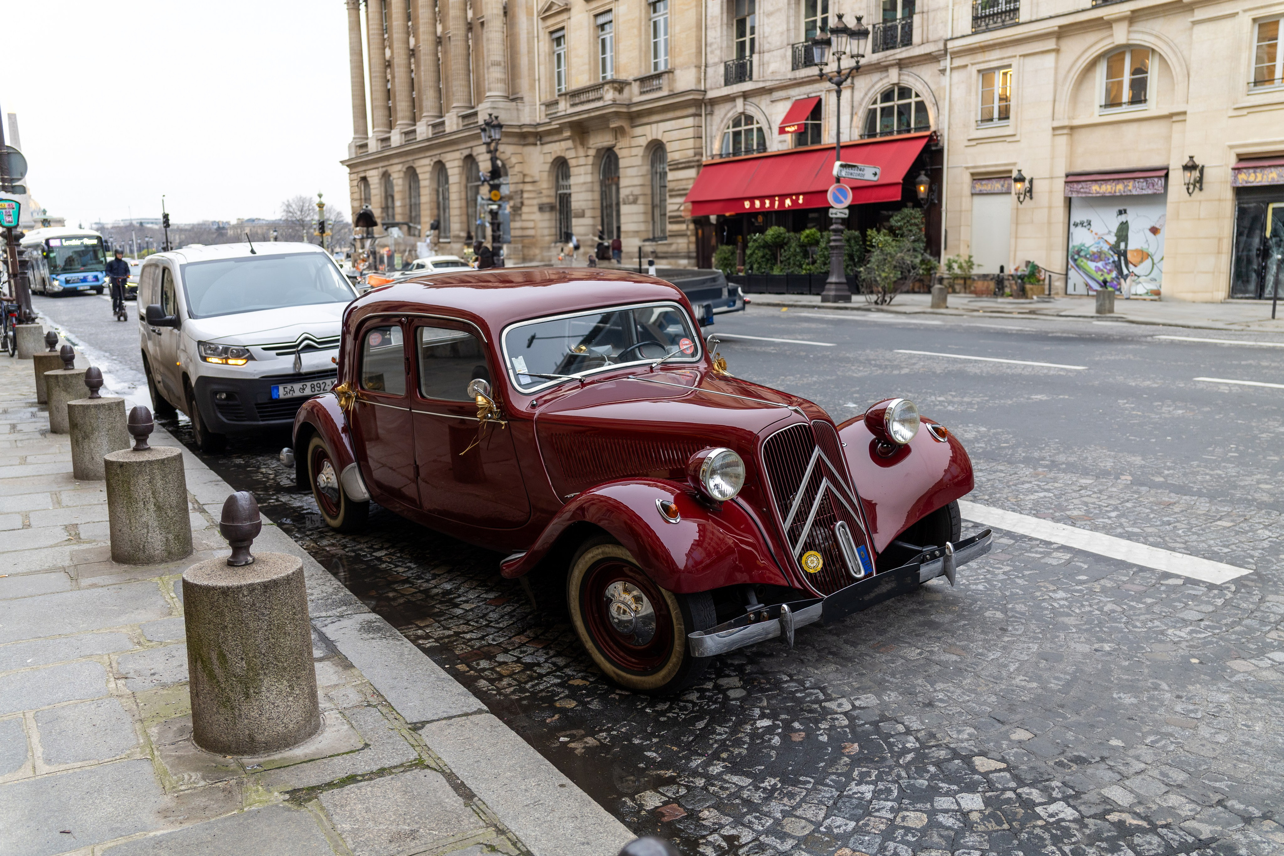 Vintage car. Director — Photo & Video Paris
