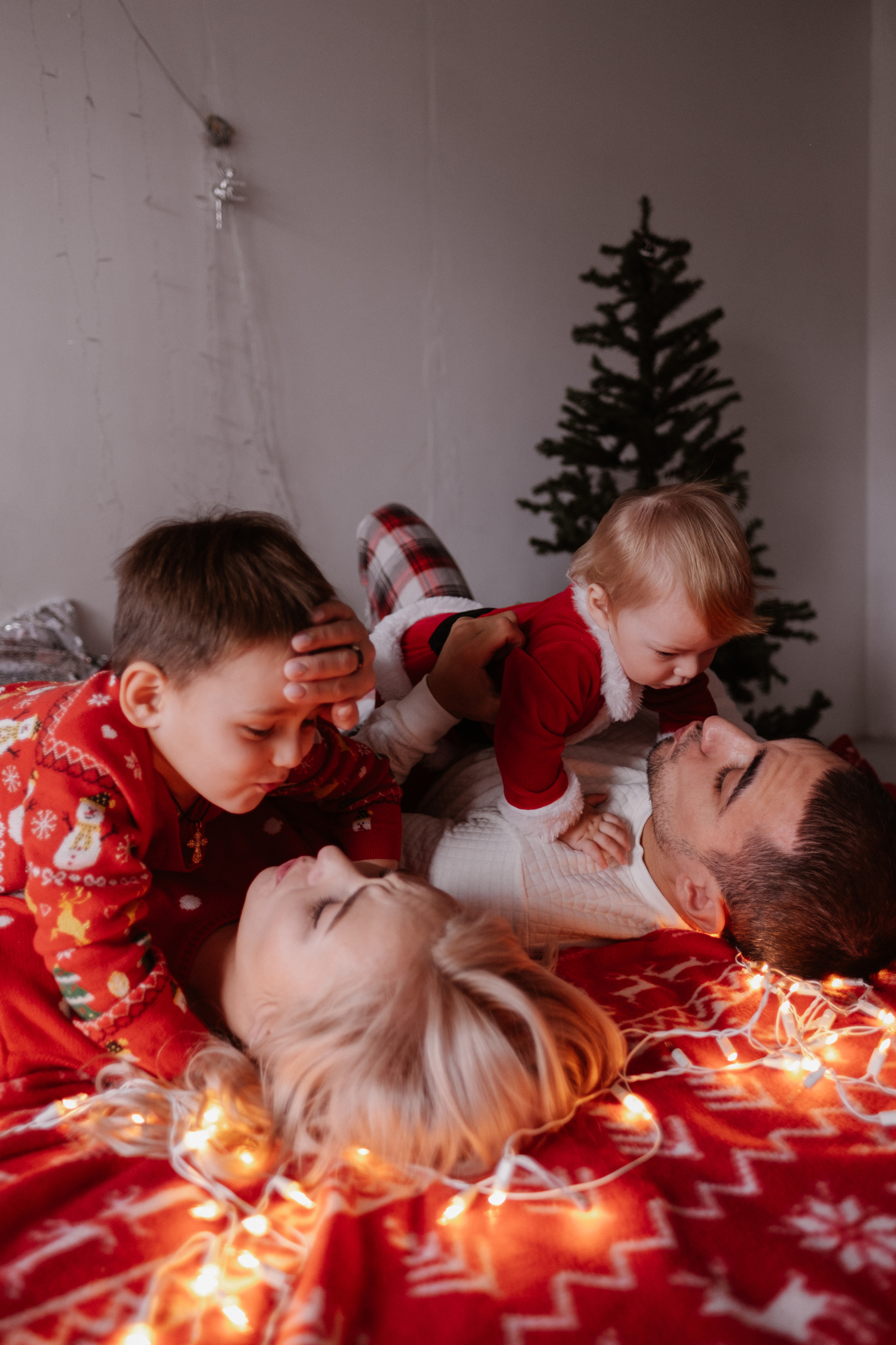 Новогодняя домашняя фотосессия Ира+Рома+Риана+Арсен+Ваник+Давид+ Амиран. Свадебный и семейный фотограф г. Волгоград Биленко Ангелина
