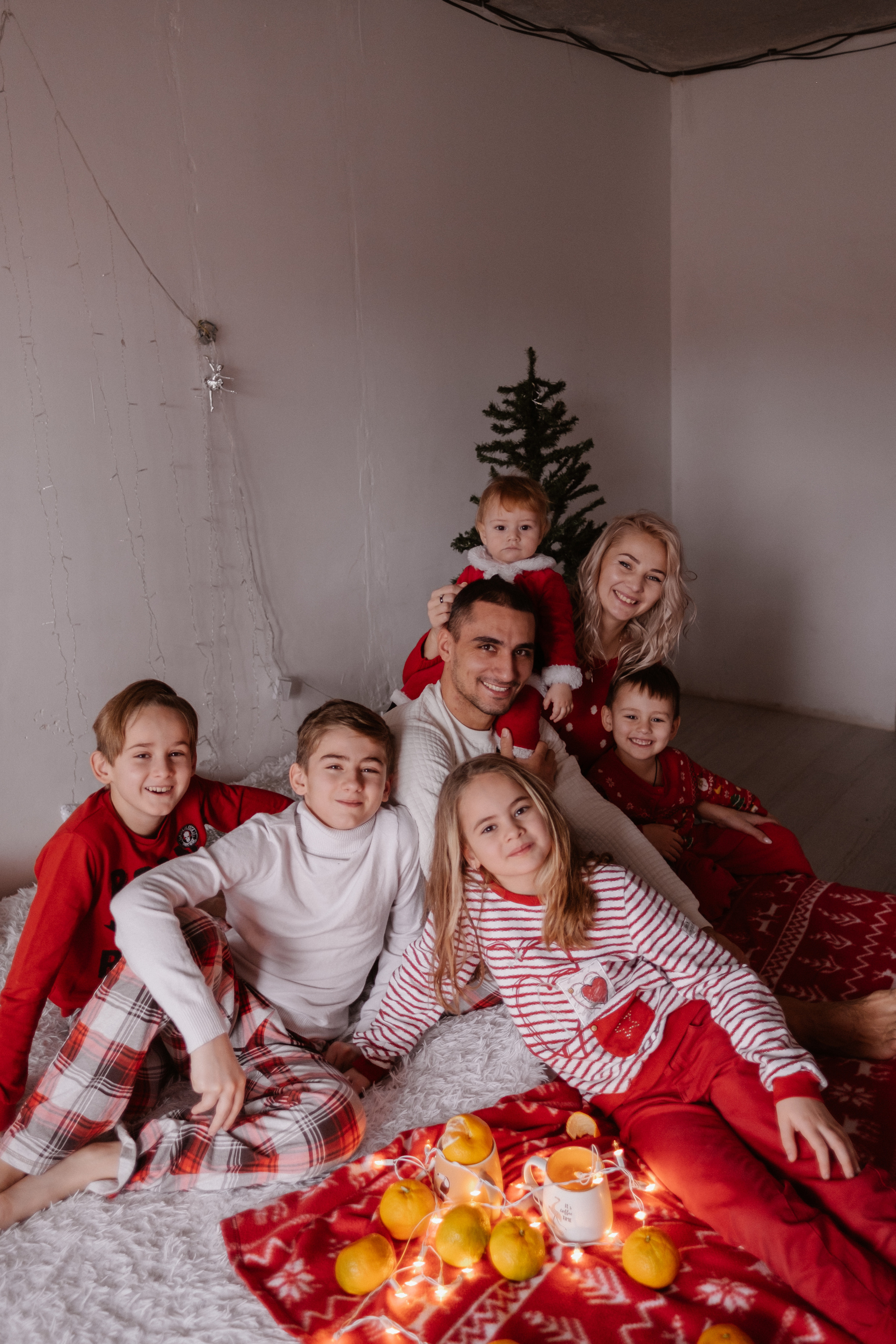 Новогодняя домашняя фотосессия Ира+Рома+Риана+Арсен+Ваник+Давид+ Амиран. Свадебный и семейный фотограф г. Волгоград Биленко Ангелина