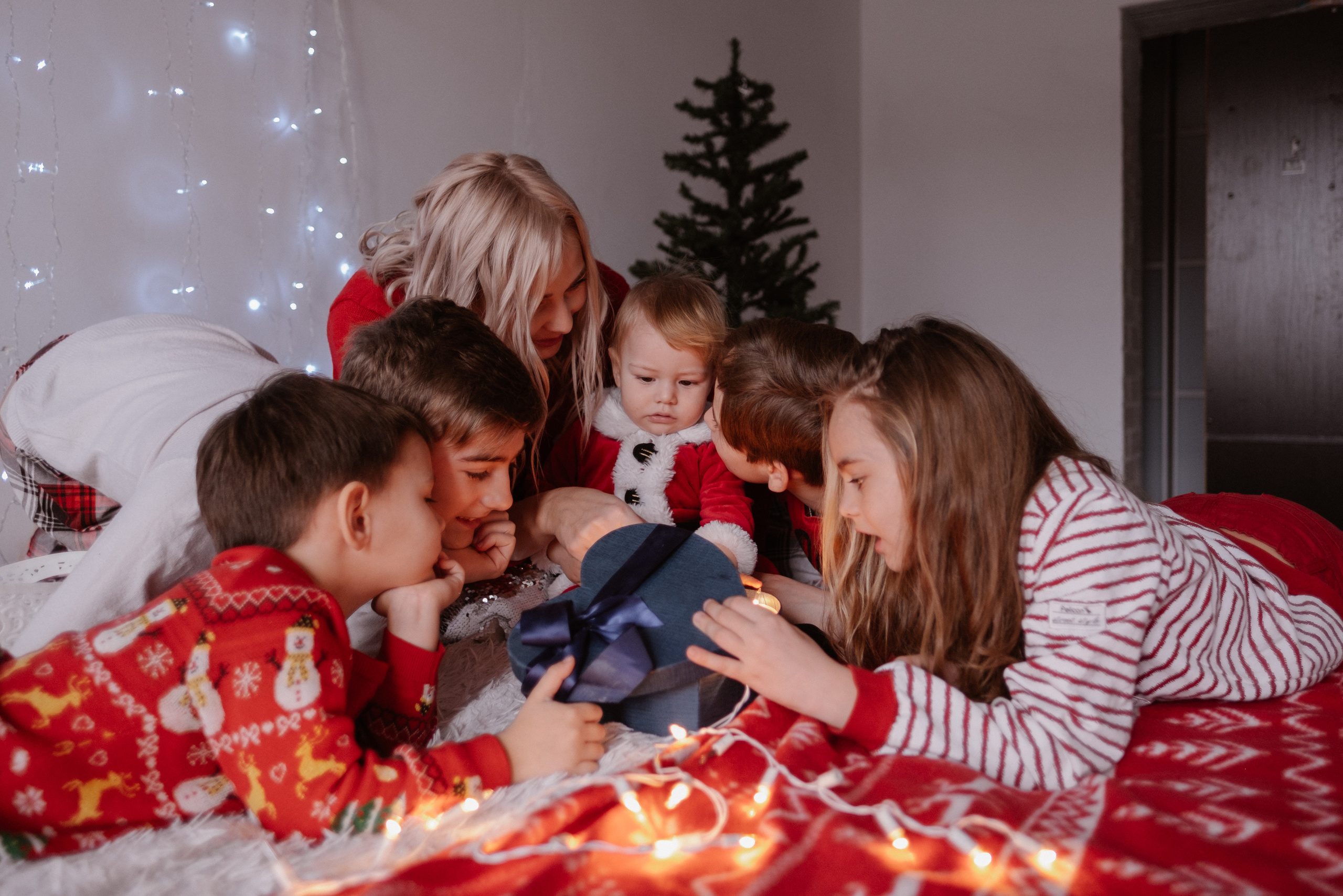 Новогодняя домашняя фотосессия Ира+Рома+Риана+Арсен+Ваник+Давид+ Амиран. Свадебный и семейный фотограф г. Волгоград Биленко Ангелина
