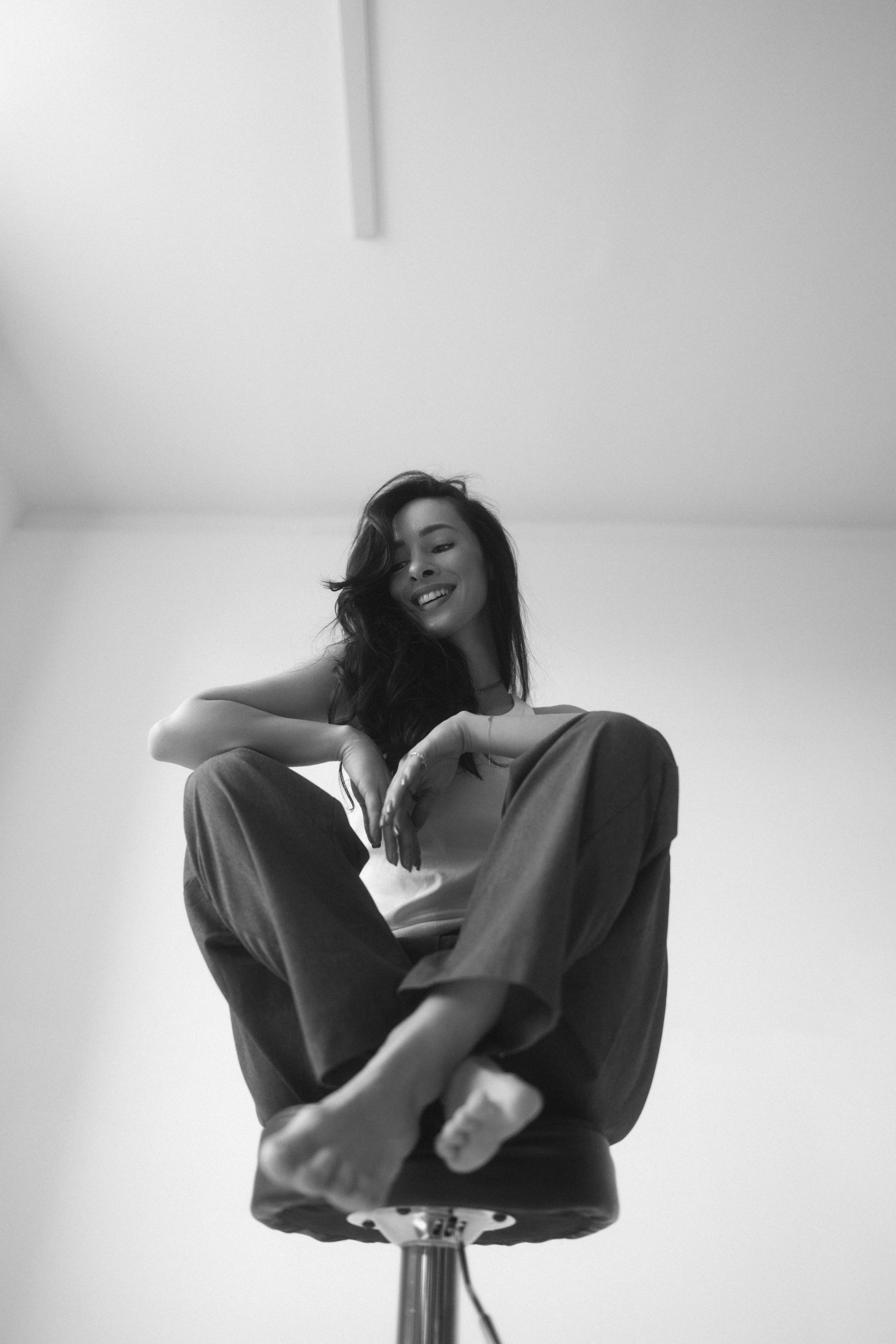 Женская портретная чб фотосессия в студии на циклораме в Казани