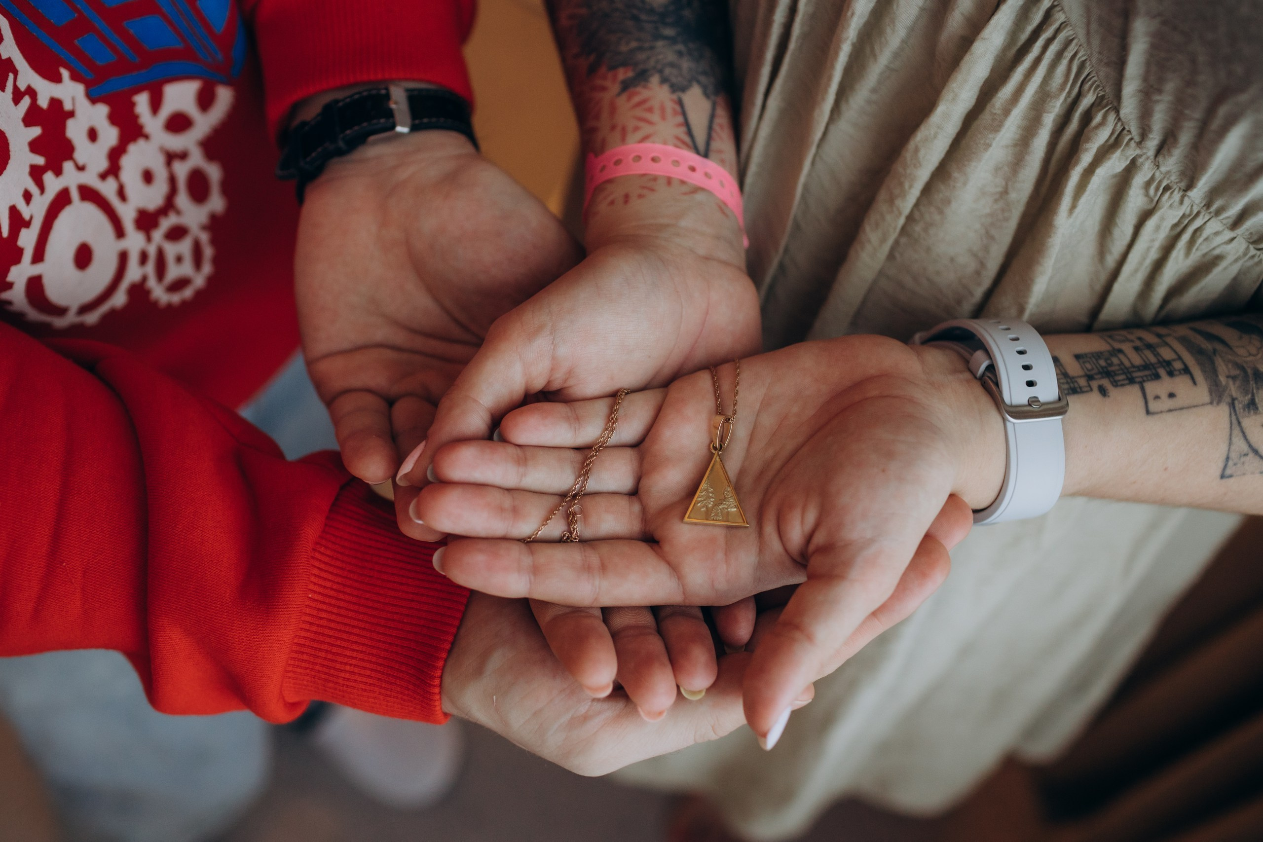 Яся и кулон. Выписка. Фотограф на роды в Санкт-Петербурге Екатерина Сысоева