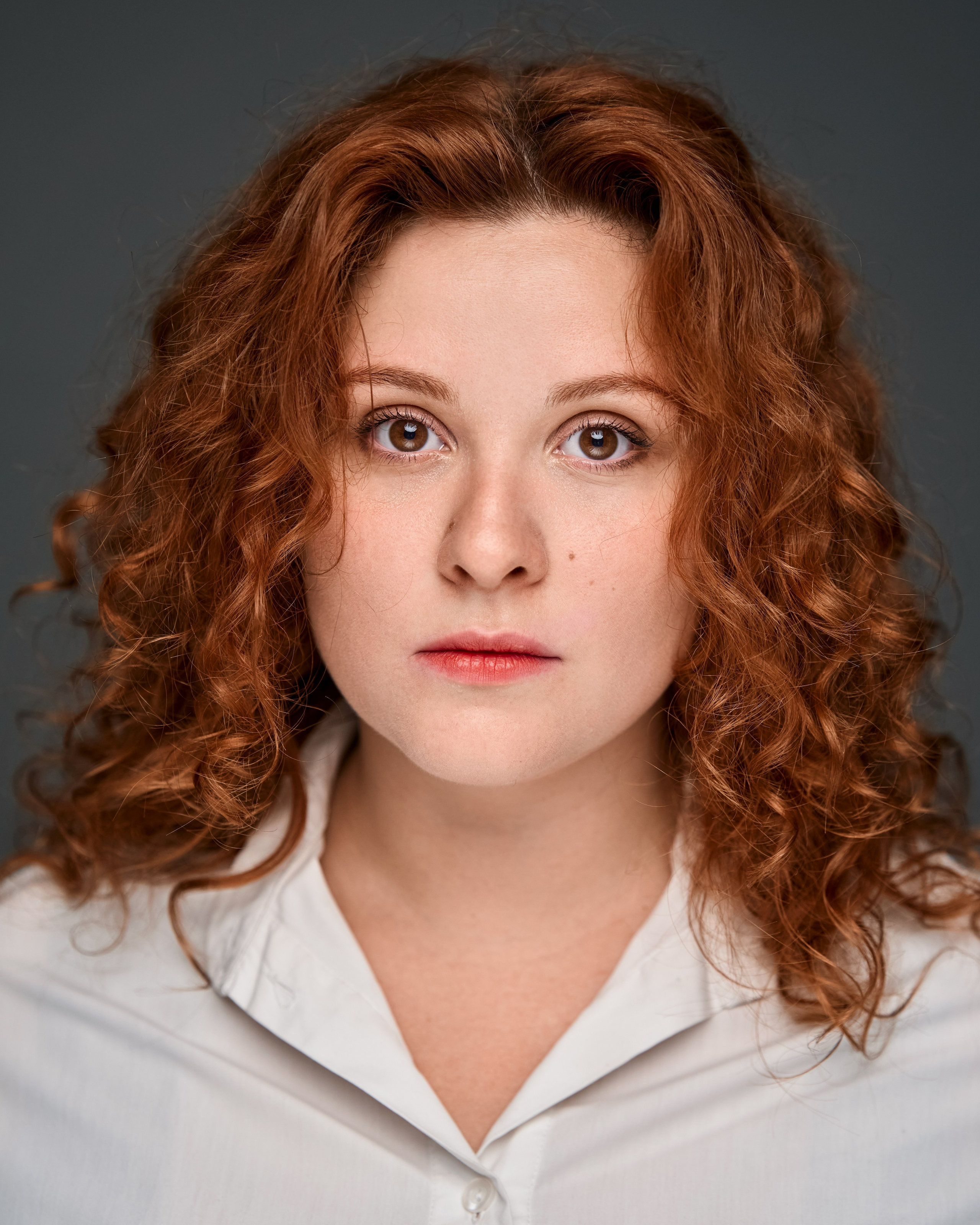 Актерское портфолио на сером фоне