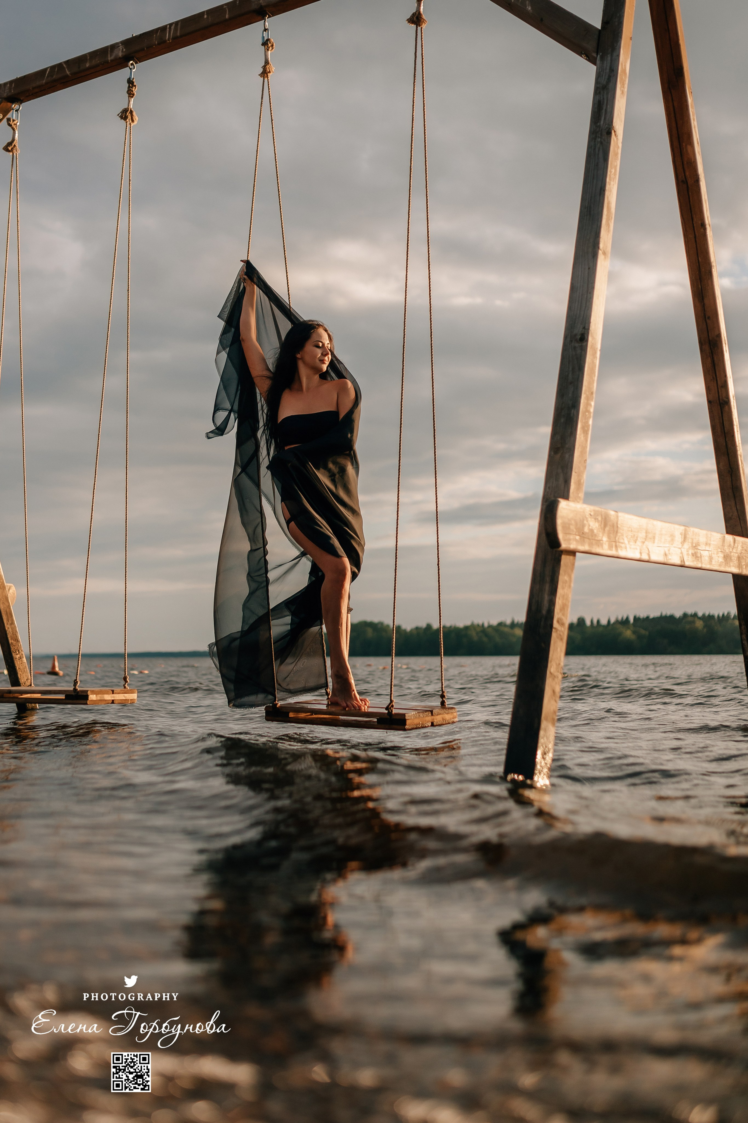 Черная серия с тканью. Набережная. Александра и Таисия. Июль 2025 г. Фотограф Пермь. Свадьбы. Семья и дети, школа, д. сад. Фотокниги
