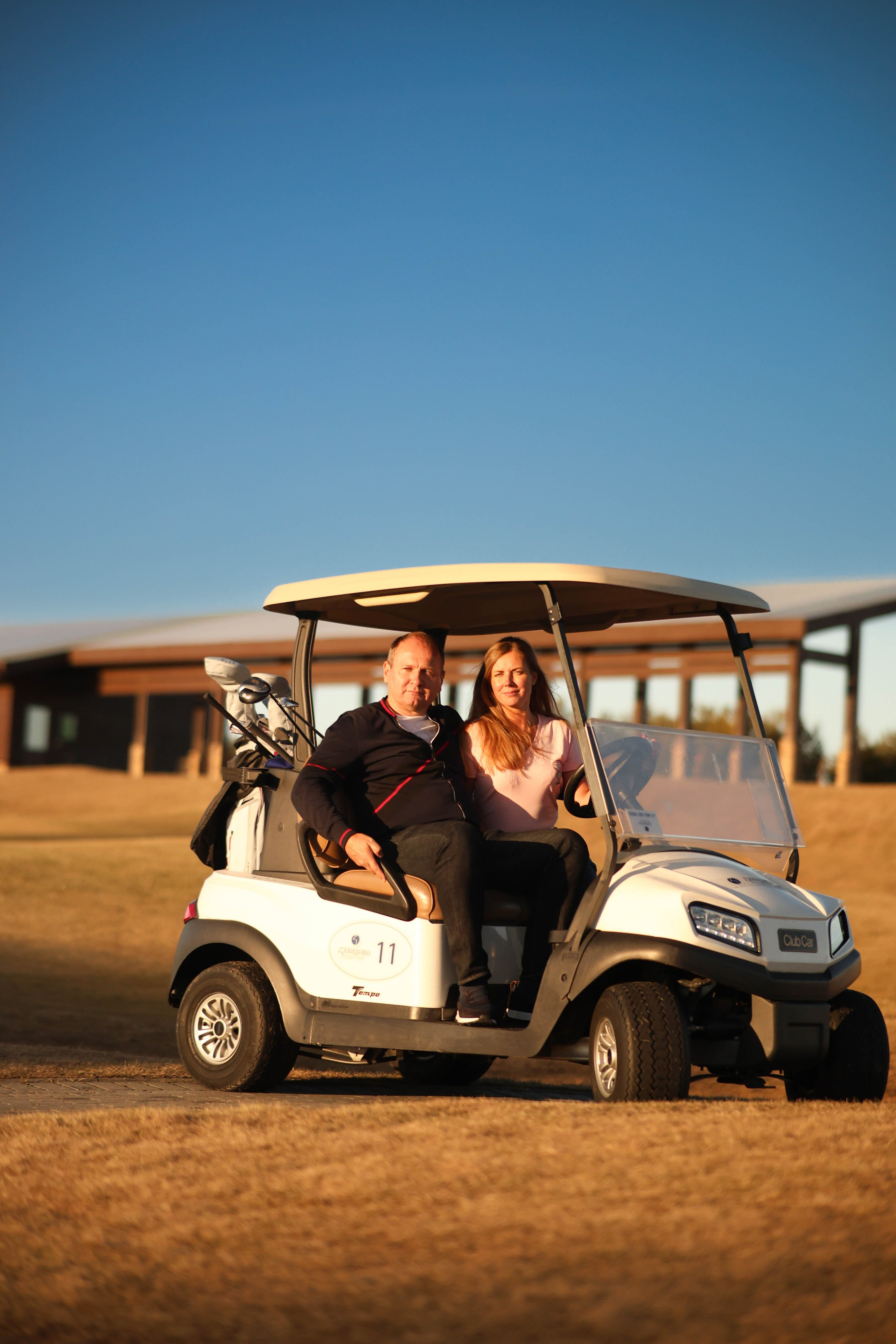 Гольф-кар. Фотограф на гольф-поле — профессиональная съемка в атмосфере элитного отдыха