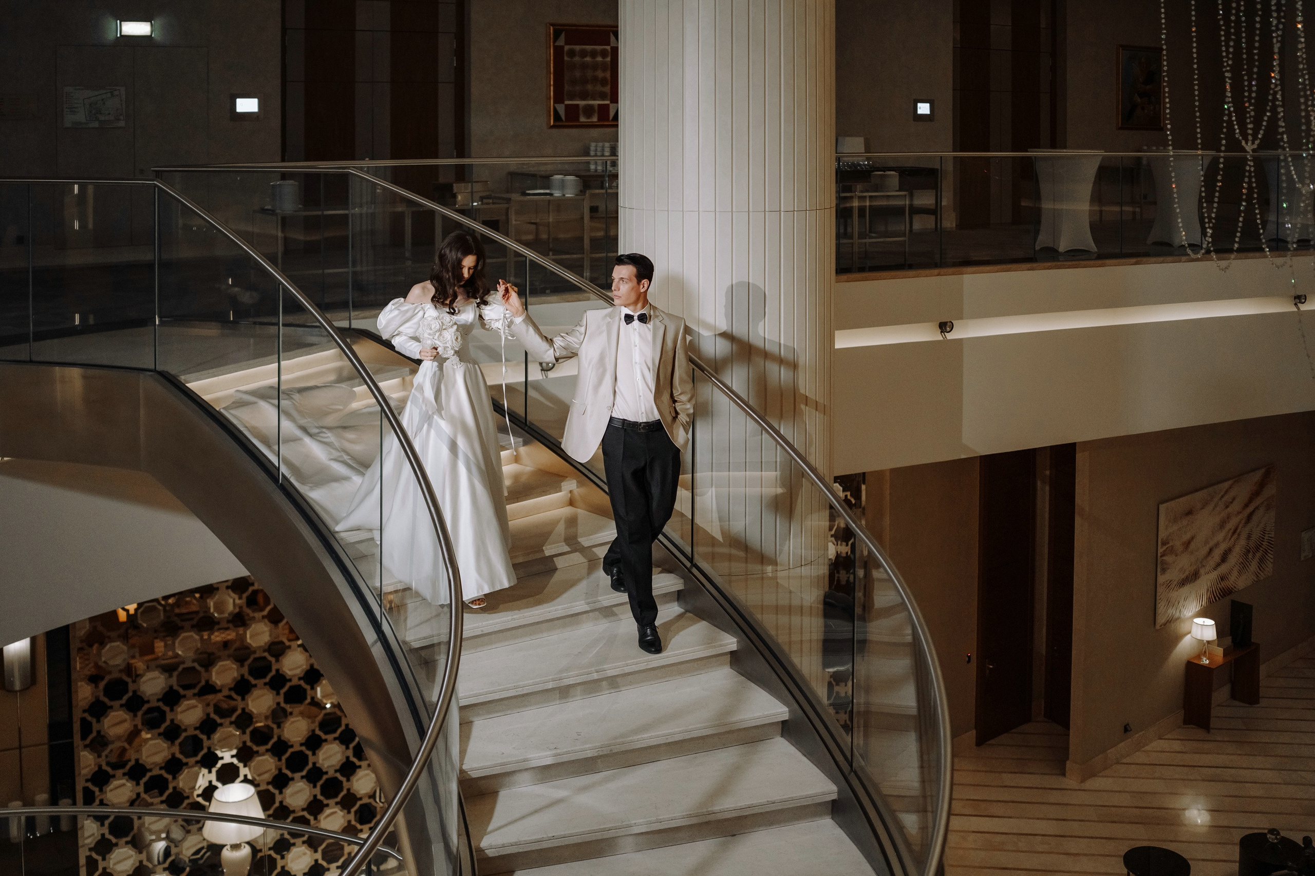 Фотосессия свадьбы на лестнице в Hyatt Regency Moscow Petrovsky Park. Свадебный и семейный фотограф в Москве Светлана Зоткина