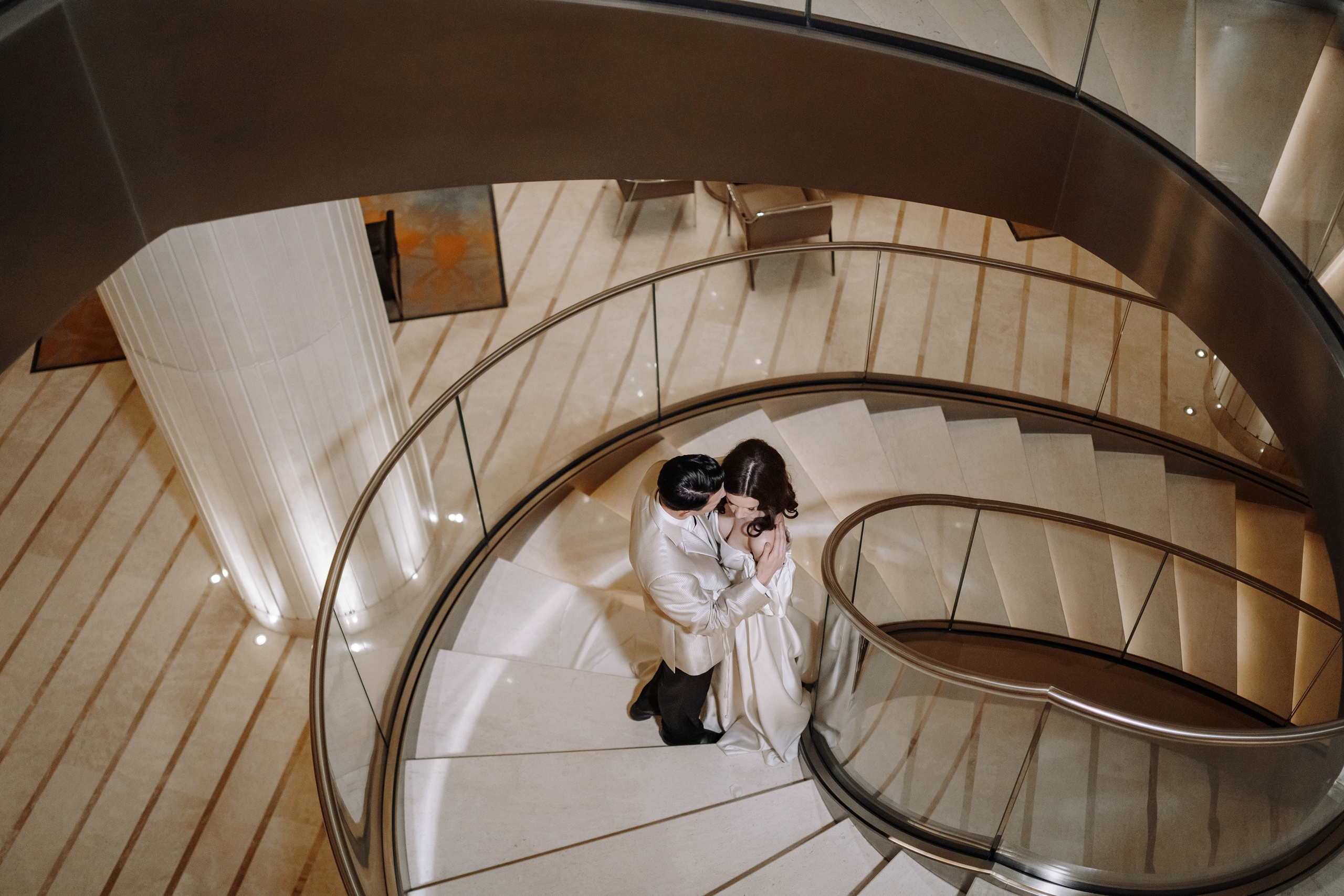 Фотосессия свадьбы на лестнице в Hyatt Regency Moscow Petrovsky Park. Свадебный и семейный фотограф в Москве Светлана Зоткина