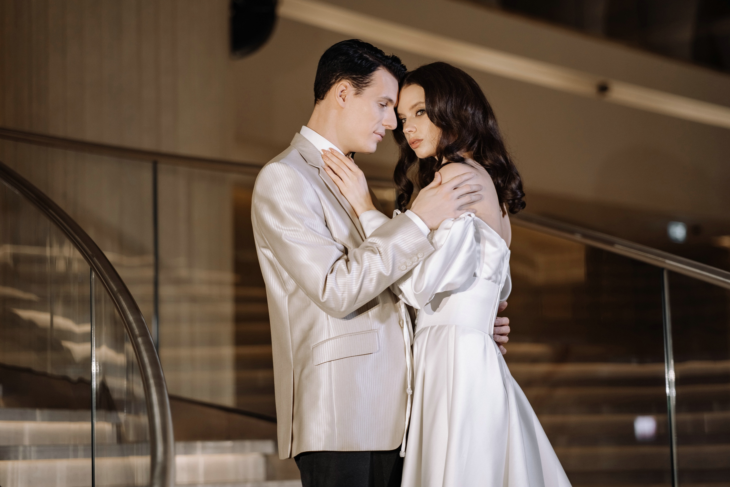 Фотосессия свадьбы на лестнице в Hyatt Regency Moscow Petrovsky Park. Свадебный и семейный фотограф в Москве Светлана Зоткина