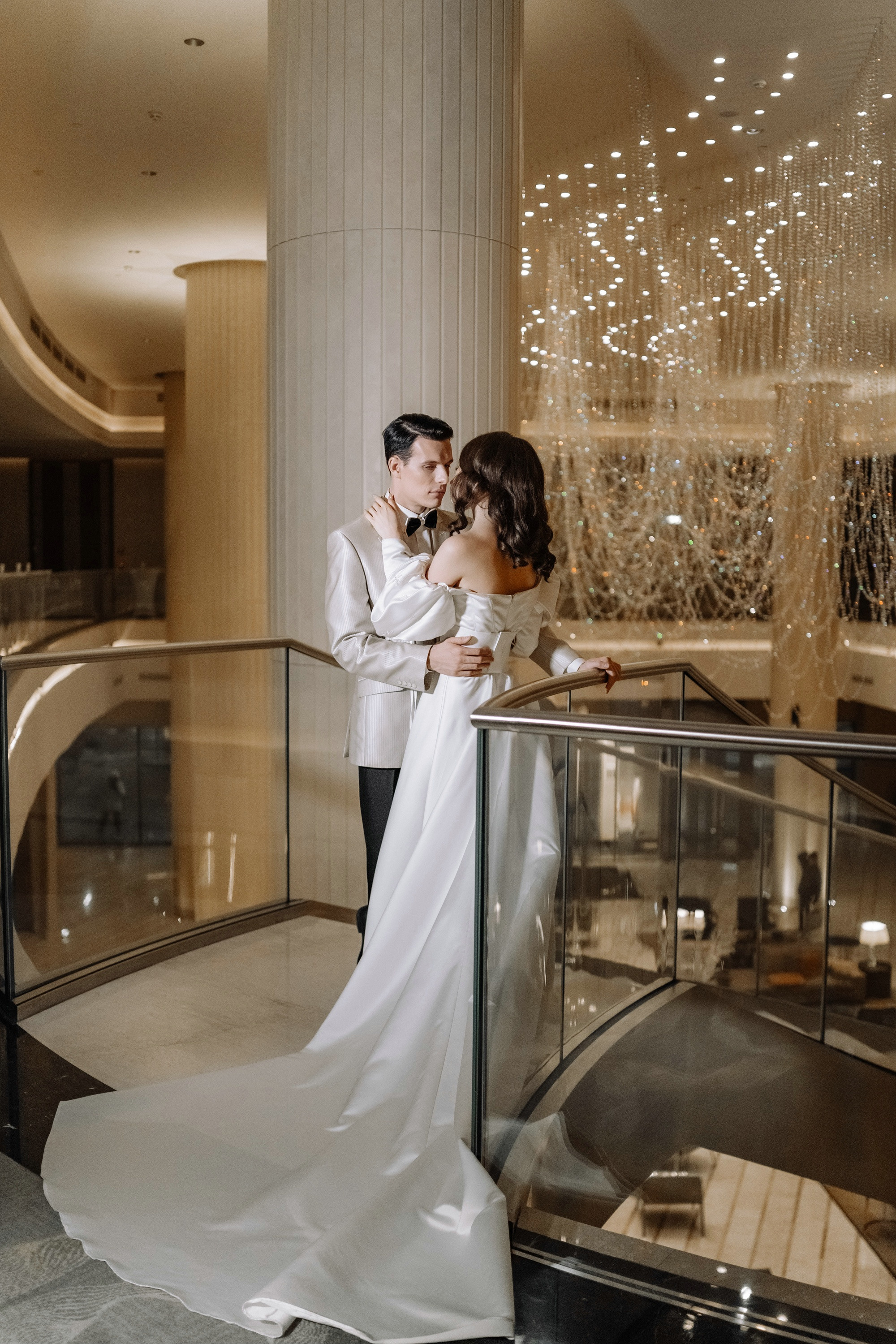 Свадебная фотосъемка на лестнице отеля Hyatt Regency