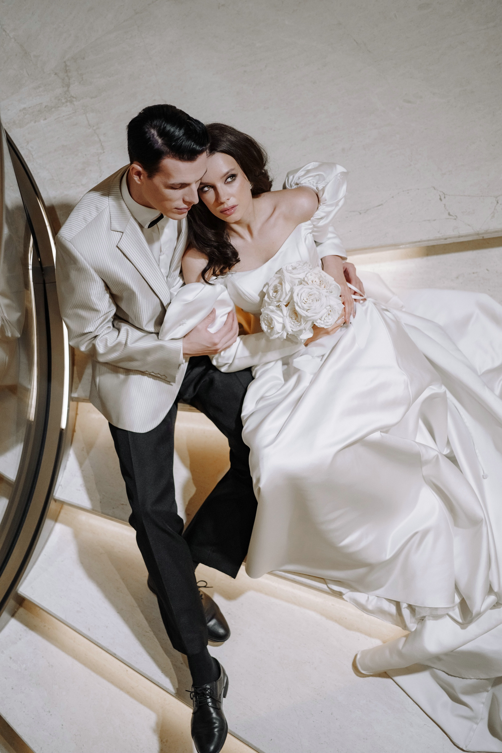 Фотосессия свадьбы на лестнице в Hyatt Regency Moscow Petrovsky Park. Свадебный и семейный фотограф в Москве Светлана Зоткина