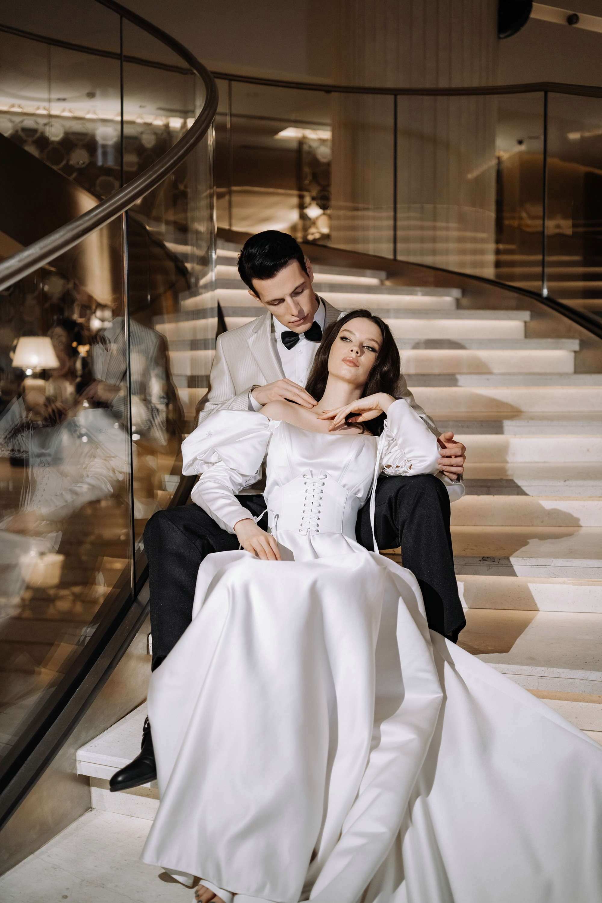 Свадебная фотосессия на лестнице отеля Хаятт Ридженси