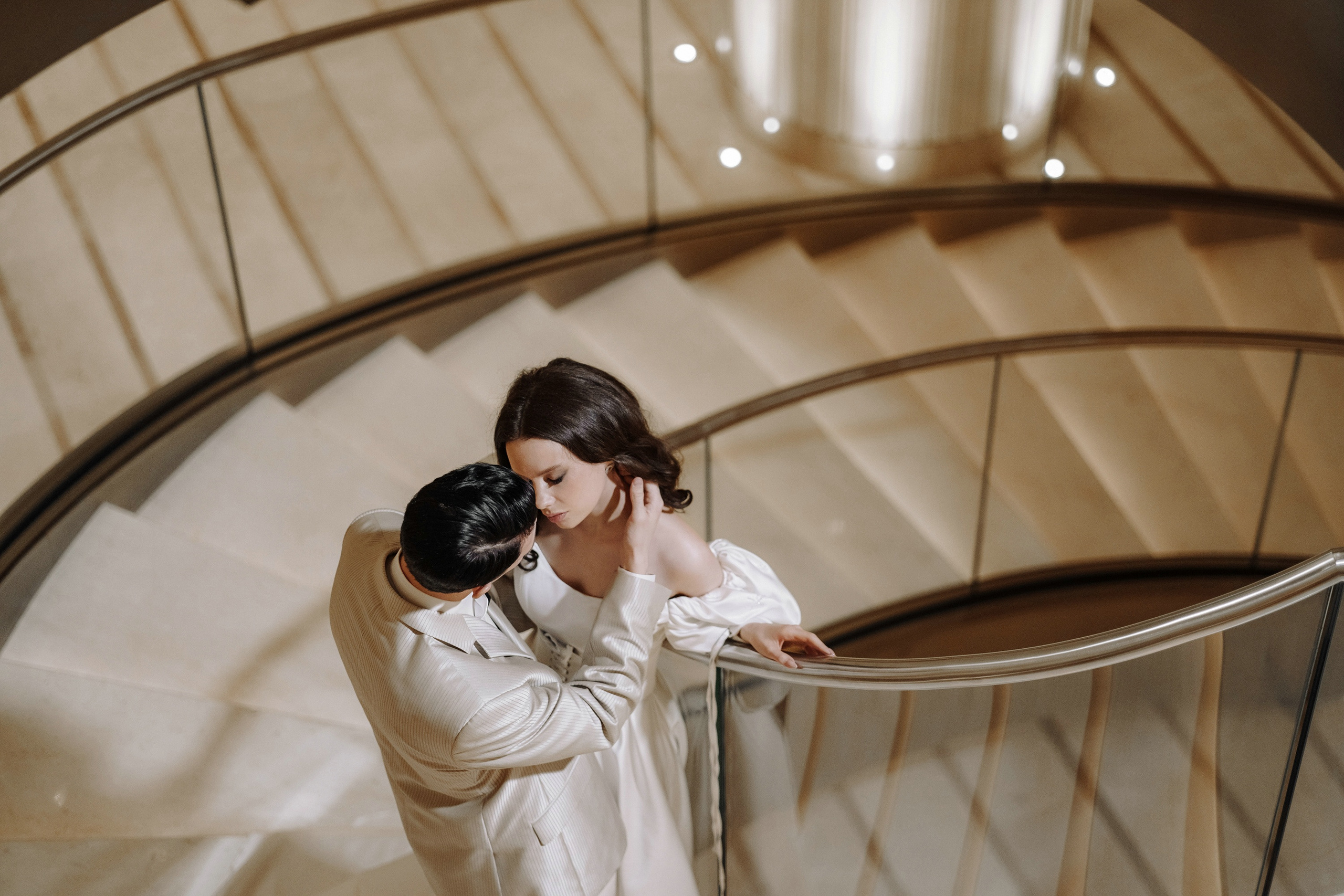 Фотосессия свадьбы на лестнице в Hyatt Regency Moscow Petrovsky Park. Свадебный и семейный фотограф в Москве Светлана Зоткина
