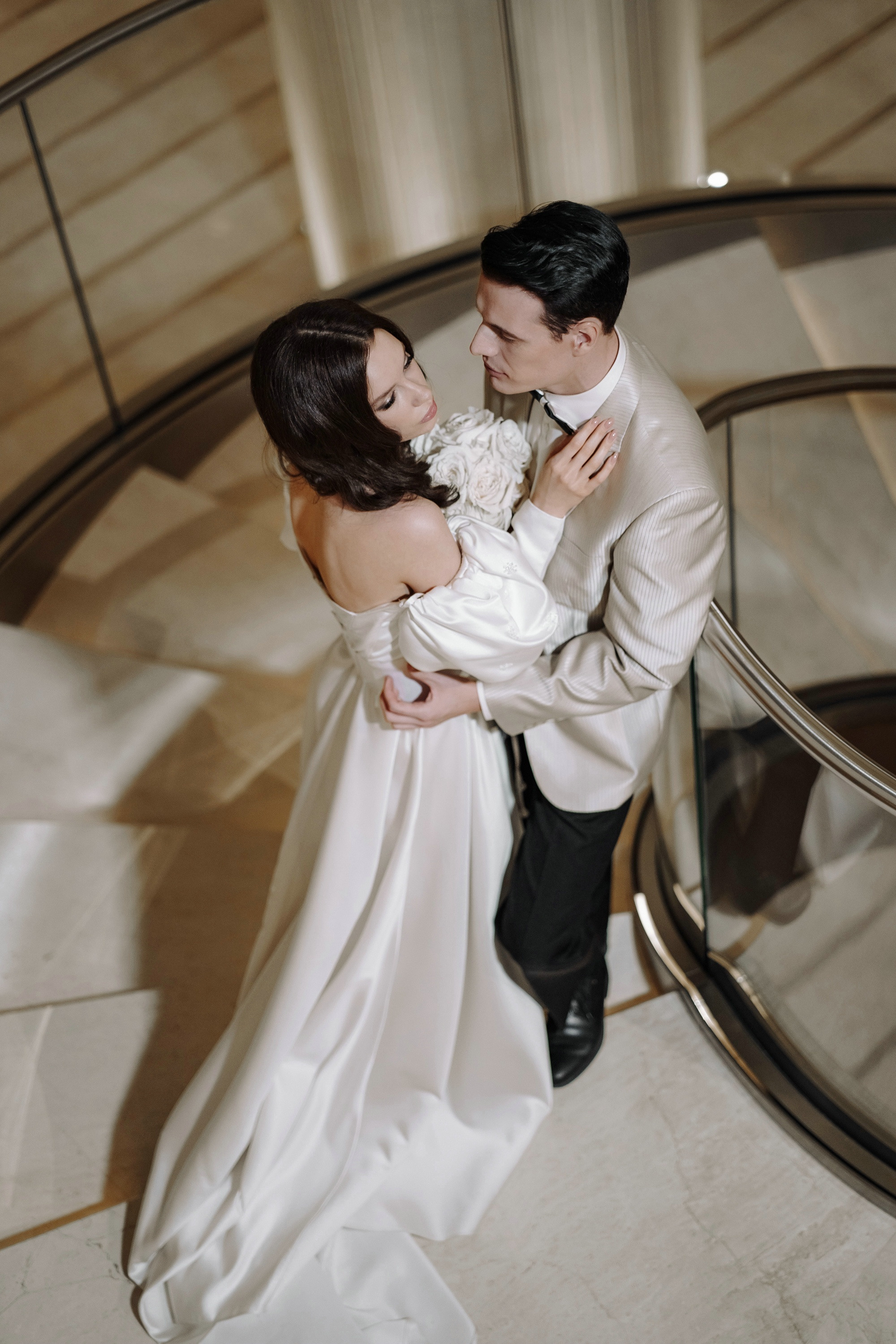 Фотосессия свадьбы на лестнице в Hyatt Regency Moscow Petrovsky Park. Свадебный и семейный фотограф в Москве Светлана Зоткина
