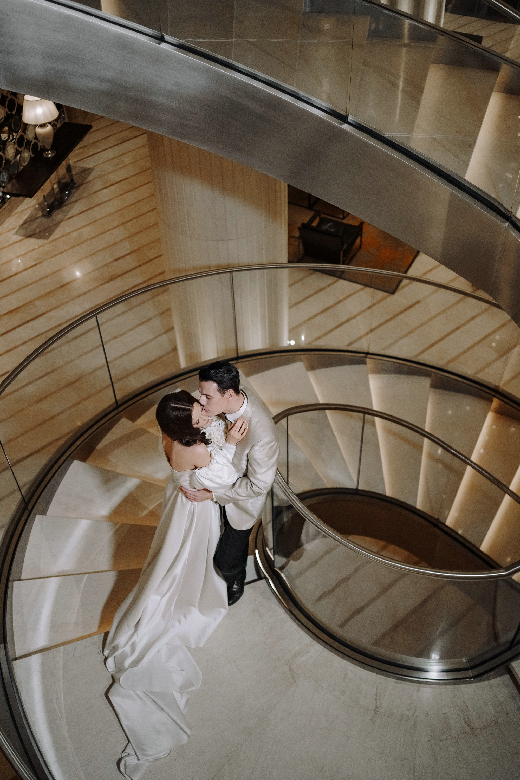 Фотосессия свадьбы на лестнице в Hyatt Regency Moscow Petrovsky Park. Свадебный и семейный фотограф в Москве Светлана Зоткина