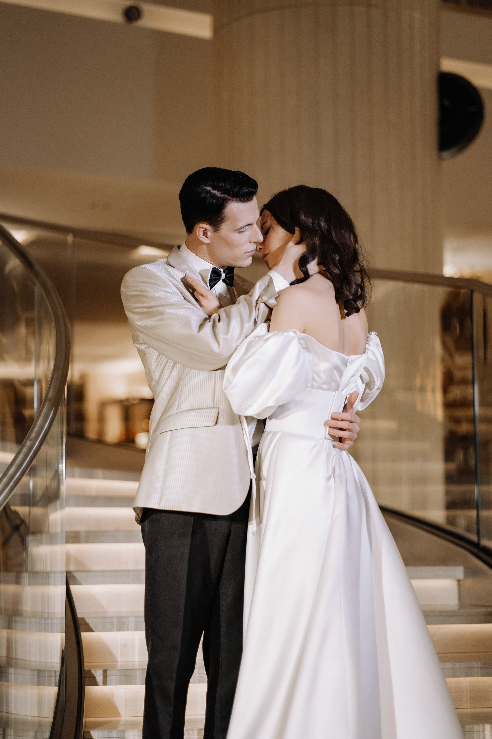 Фотосессия свадьбы на лестнице в Hyatt Regency Moscow Petrovsky Park. Свадебный и семейный фотограф в Москве Светлана Зоткина