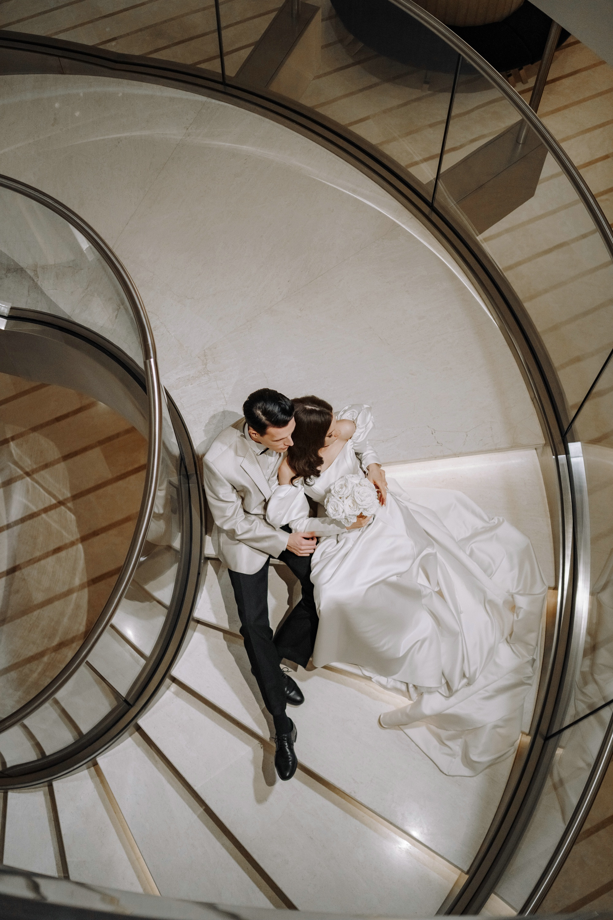 Фотосессия свадьбы на лестнице в Hyatt Regency Moscow Petrovsky Park. Свадебный и семейный фотограф в Москве Светлана Зоткина