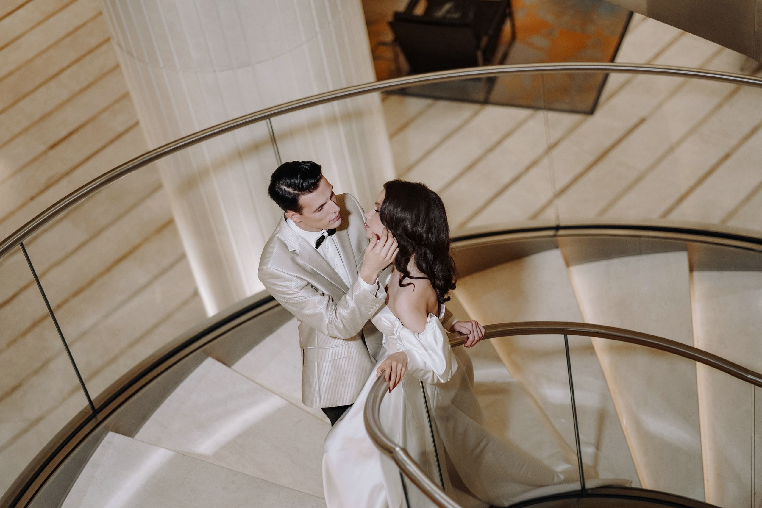 Фотосессия свадьбы на лестнице в Hyatt Regency Moscow Petrovsky Park. Свадебный и семейный фотограф в Москве Светлана Зоткина