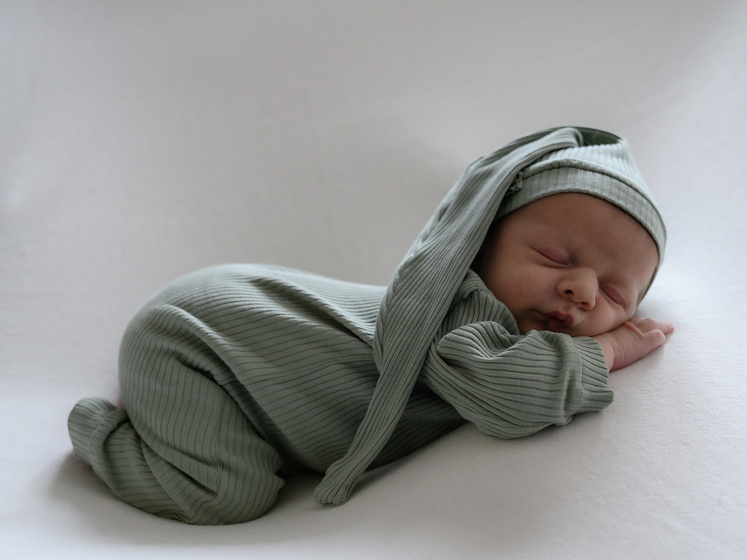 Фотосессия новорожденных — Уссурийск Пакет Базовый. Иван. Фотограф новорожденных (ньюборн) в г. Уссурийске Приморский край Ирина Губанова