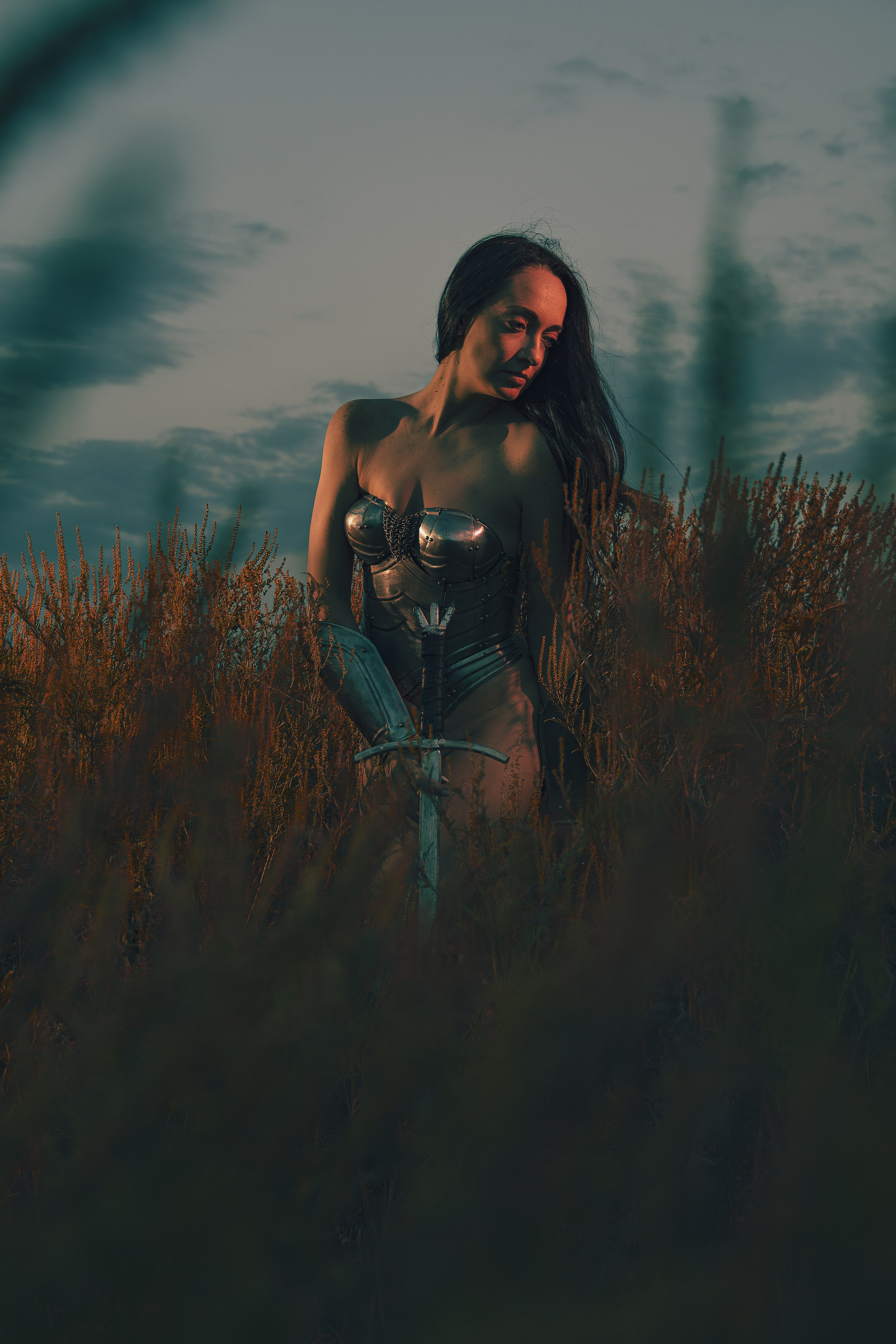 Женская фотосессия в Ростове-на-дону в образе воительницы с доспехами и мечом в поле. Ню фотосессия в Ростове-на-Дону.