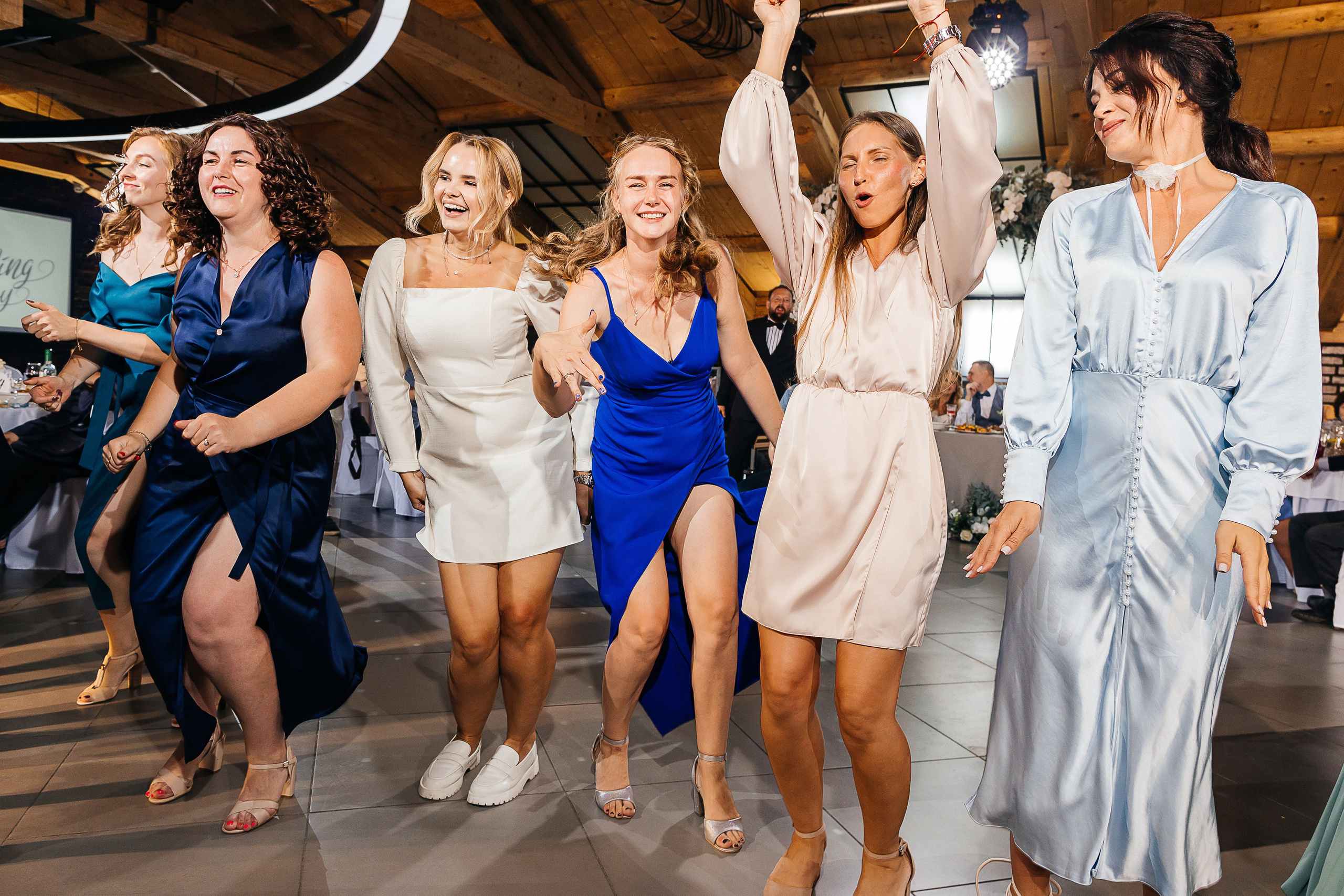 Трогательная выездная церемония в уютном дворике отеля. Олег Сверчков | Свадебный фотограф Вологда