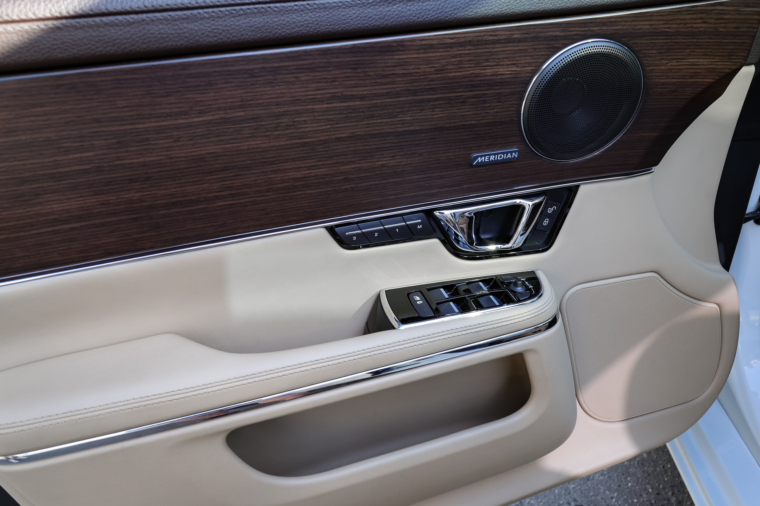 2017 JAGUAR XJ. Mixturecaptures