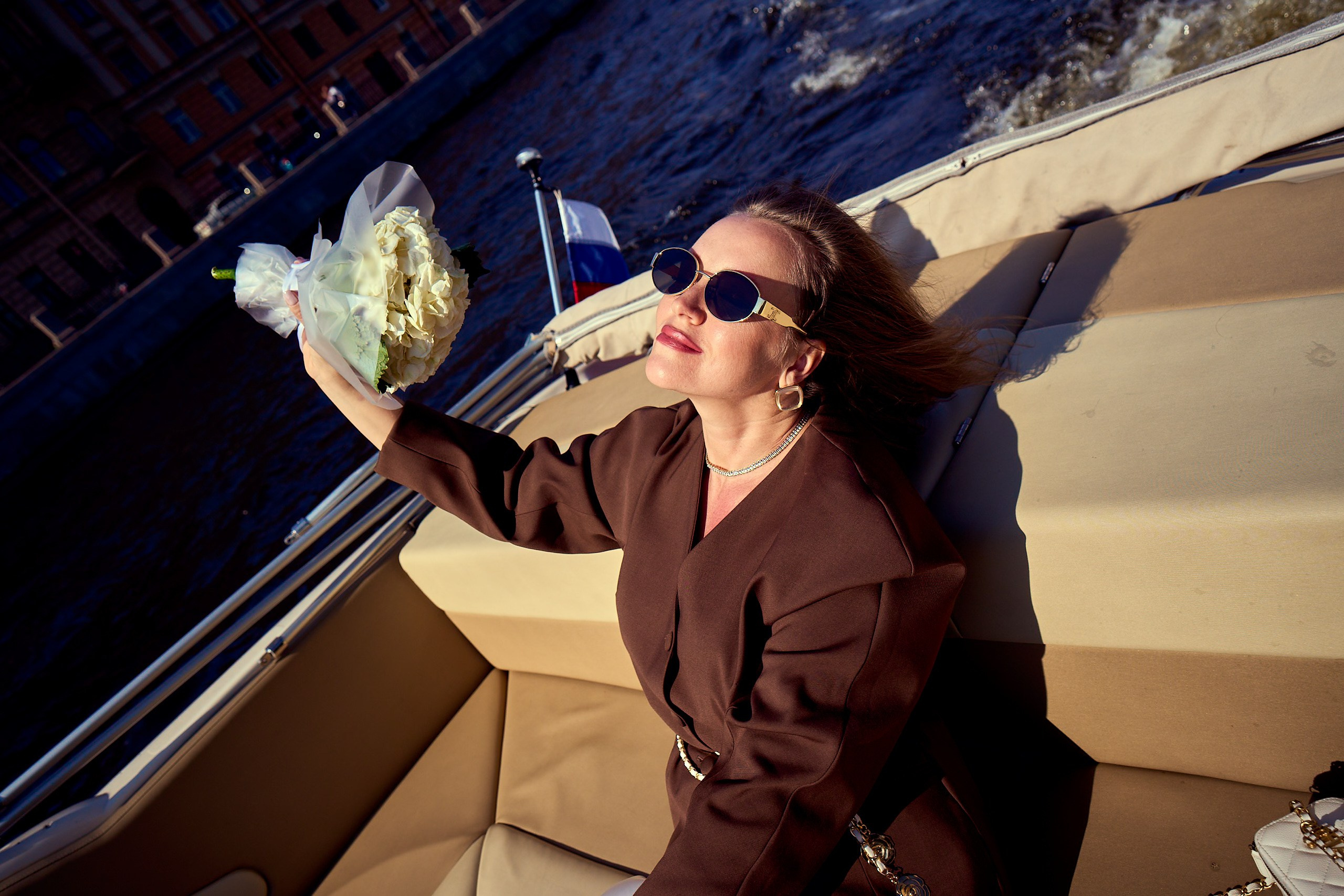 Девушка с букетом цветов на яхте