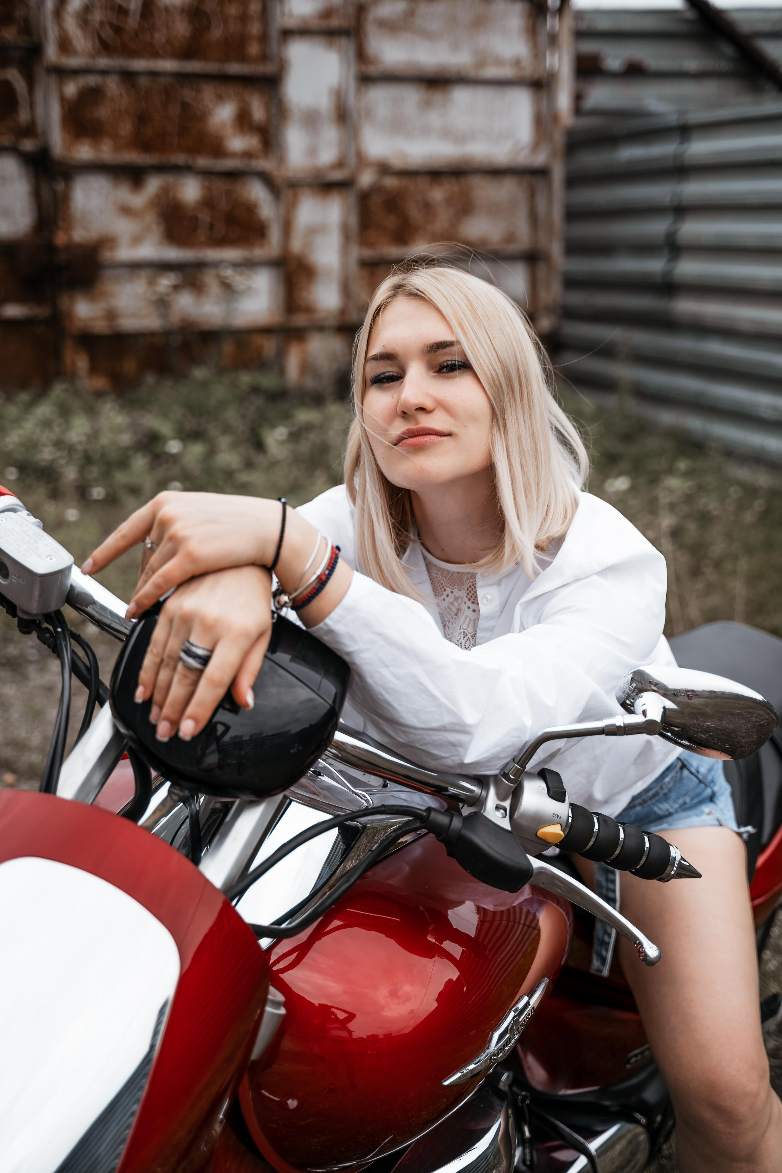 Девушка и мотоцикл. Репотражный и семейный фотограф в Москве Герлинг Радмила