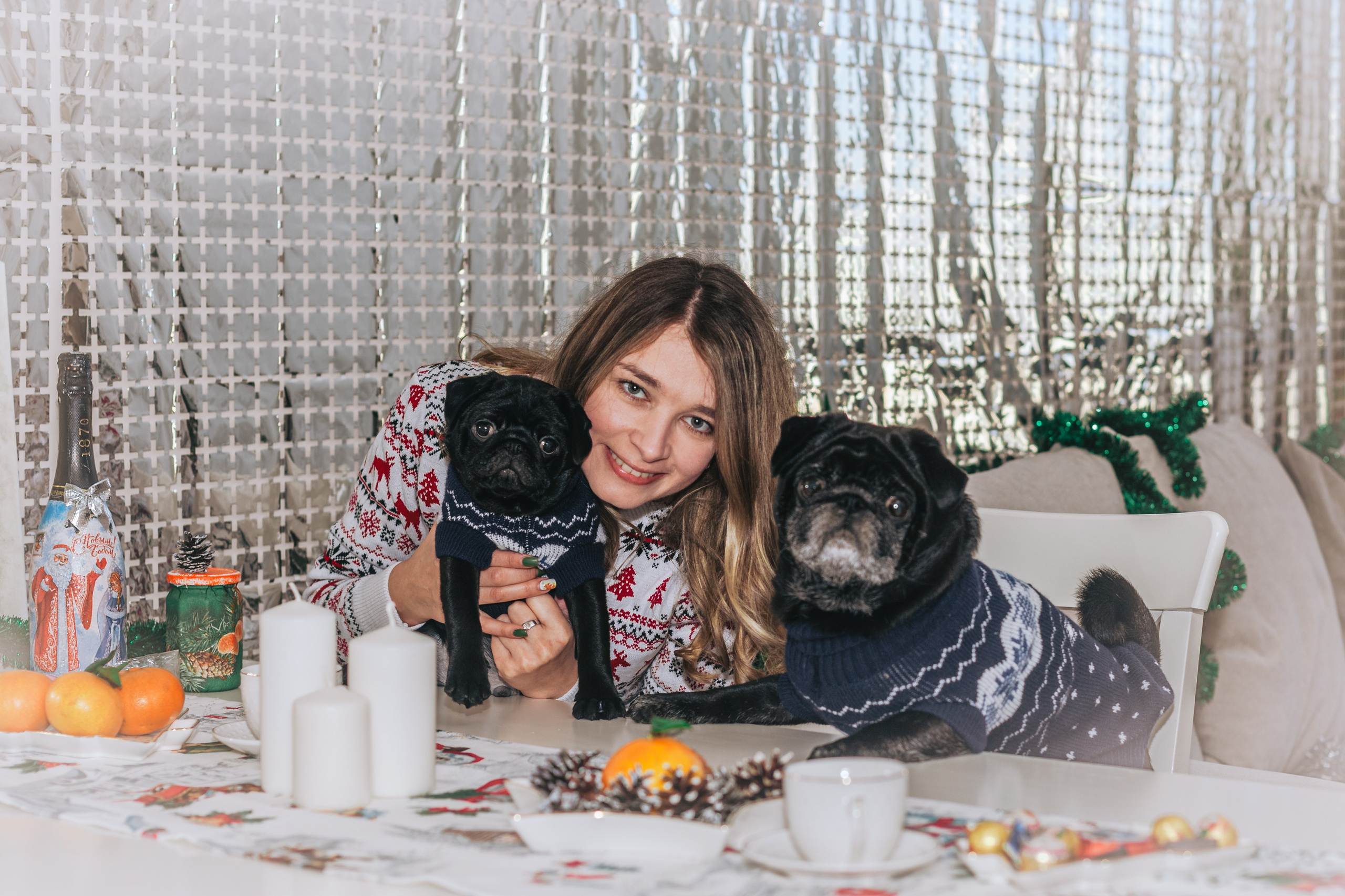 Домашняя фотосессия Оли и двух ее мопсов. Фотограф-анималист Татьяна Степанова