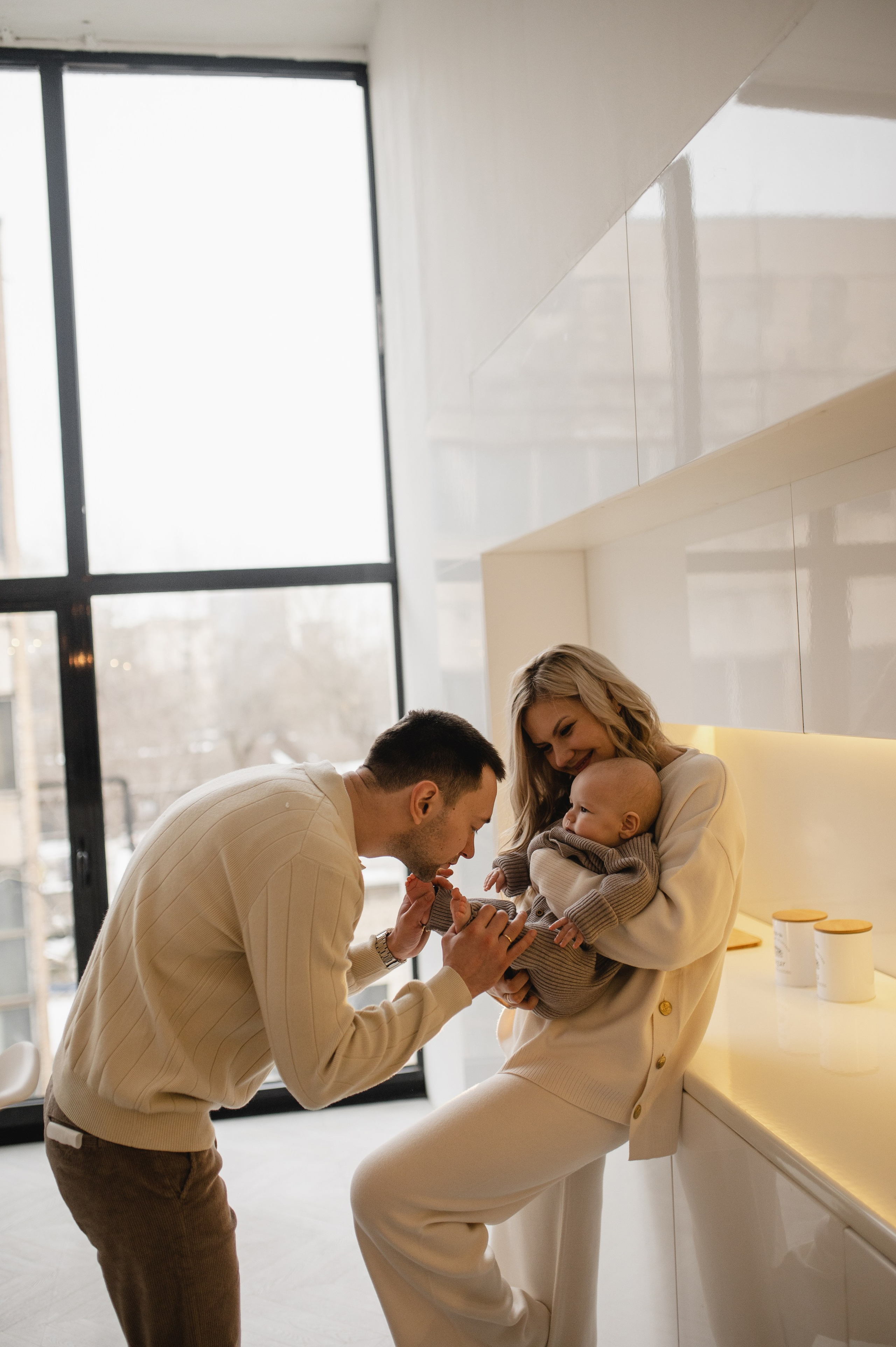 Новогодняя фотосессия в студии с малышом 6 месяцев в Бутово. Семейная фотосессия Бутово Москва фотограф Алина Морщагина