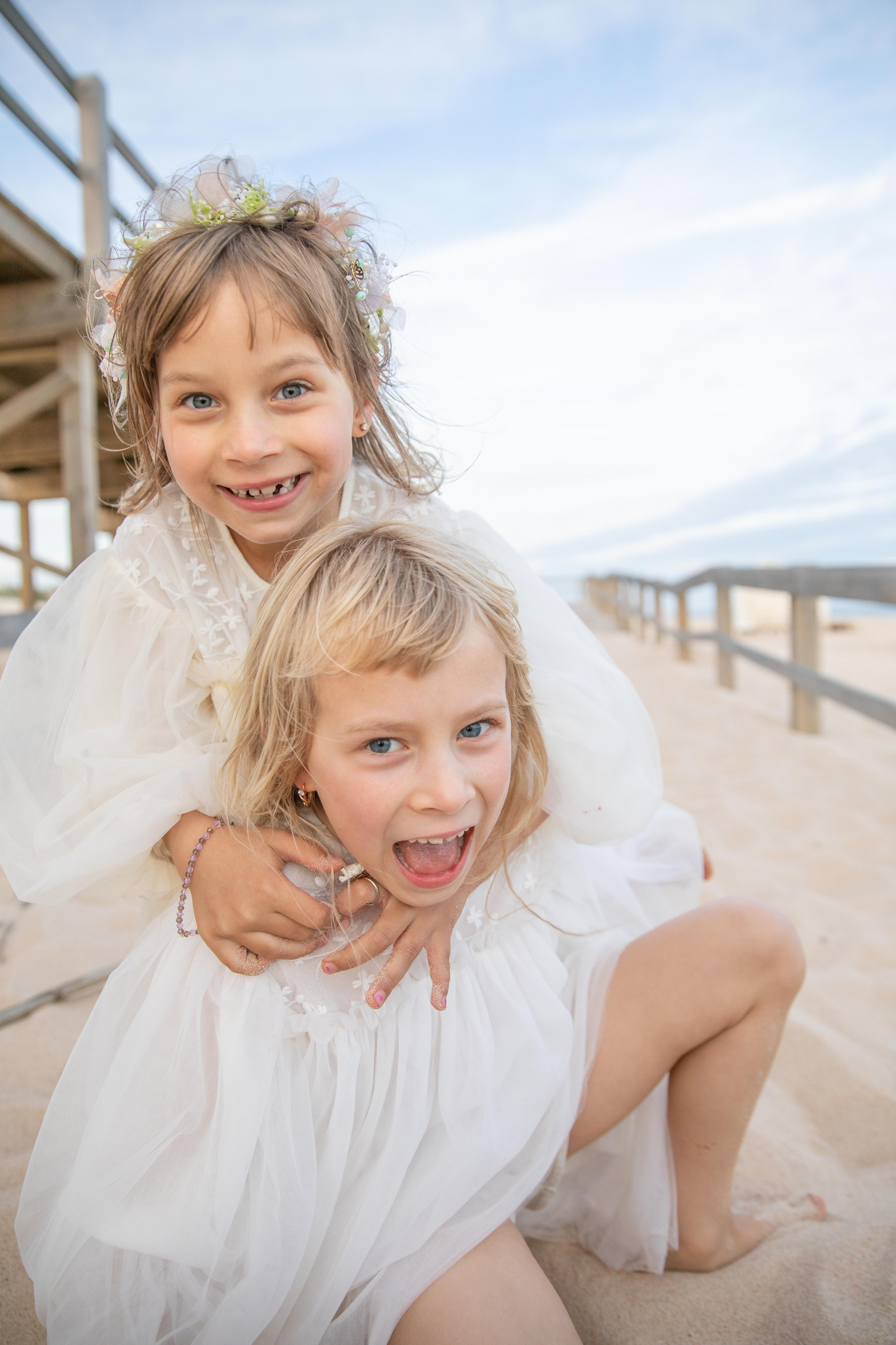 Family on the ocean. Professional Photographer in Portugal. Oksana Lomnova