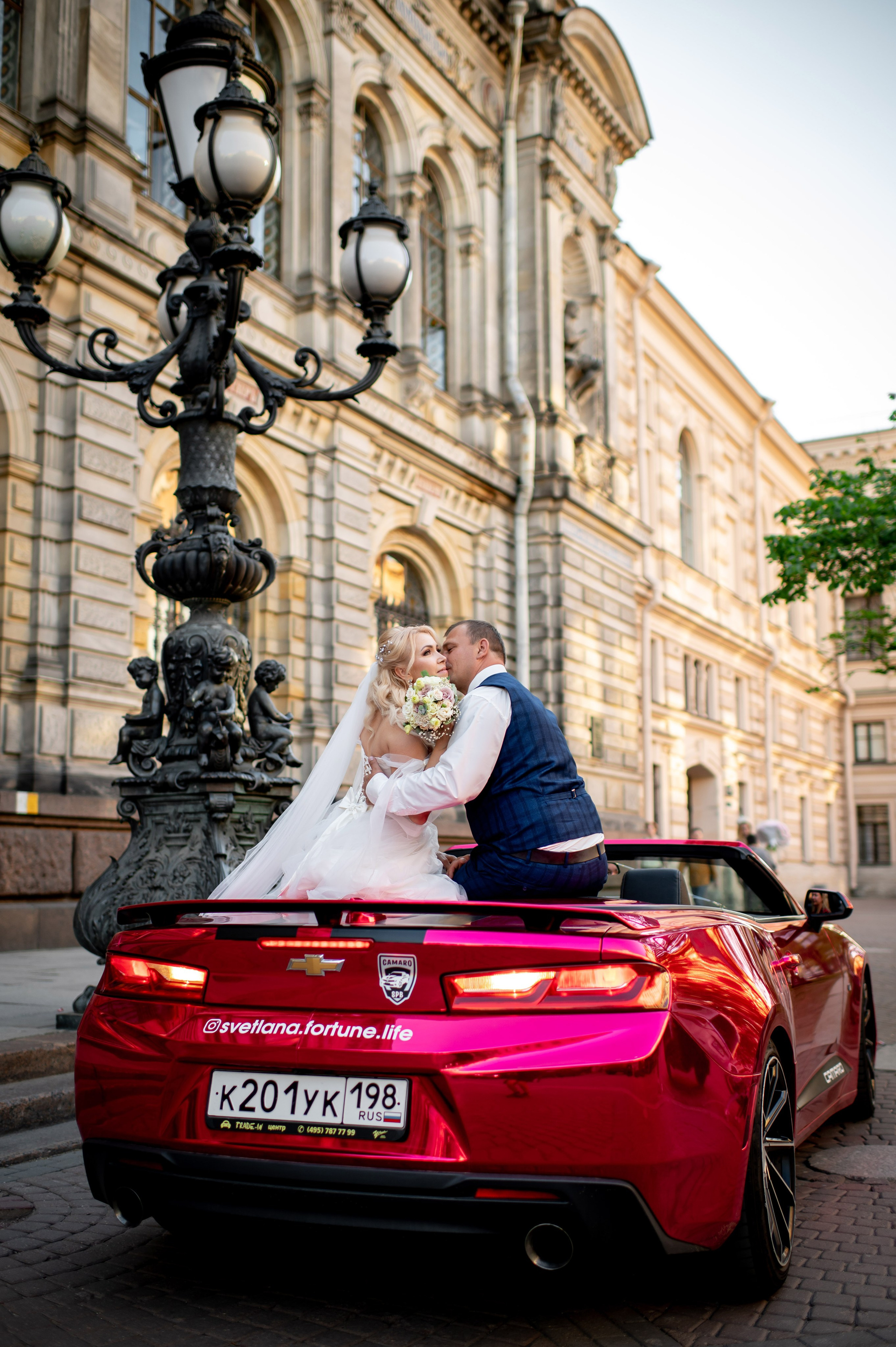 Евгения (фотосессия с малиновым chevrolet camaro, в сирени в Пушкине в Екатерининском парке). Портретный, семейный и свадебный фотограф в Санкт-Петербурге и в Пушкине Ширяев Денис