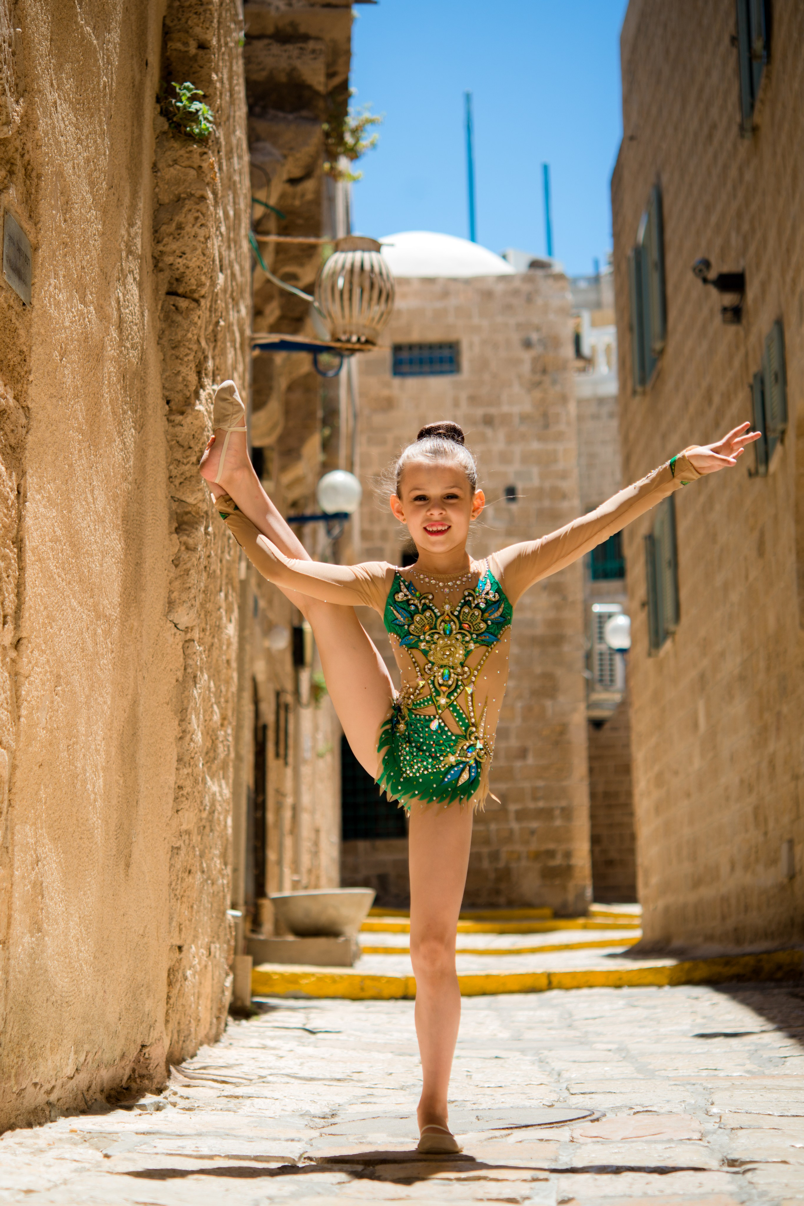 Фотосессия девочки-гимнастки в старом городе. Главная
