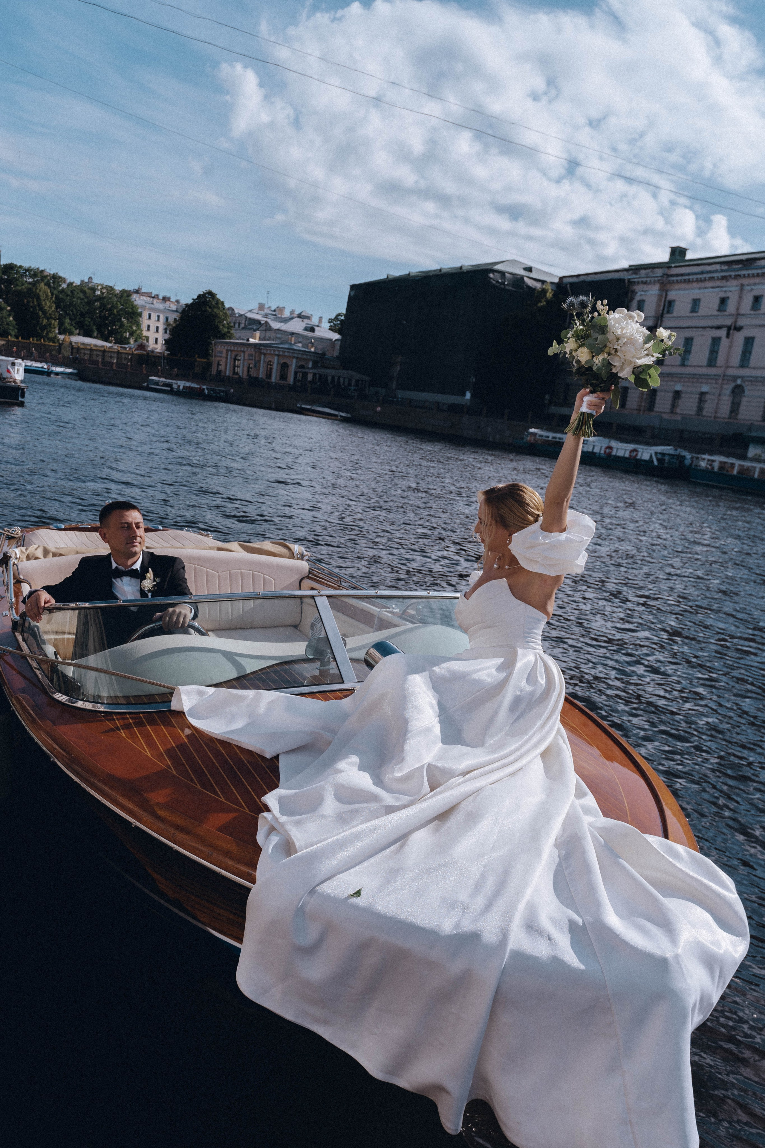 СВАДЕНБНАЯ СЬЕМКА НА КАТЕРЕ ПО КАНАЛАМ САНКТ-ПЕТЕРБУРГА И В АКВАТОРИИ НЕВЫ. Профессиональный фотограф, Санкт-Петербург — Виктория Богомолова