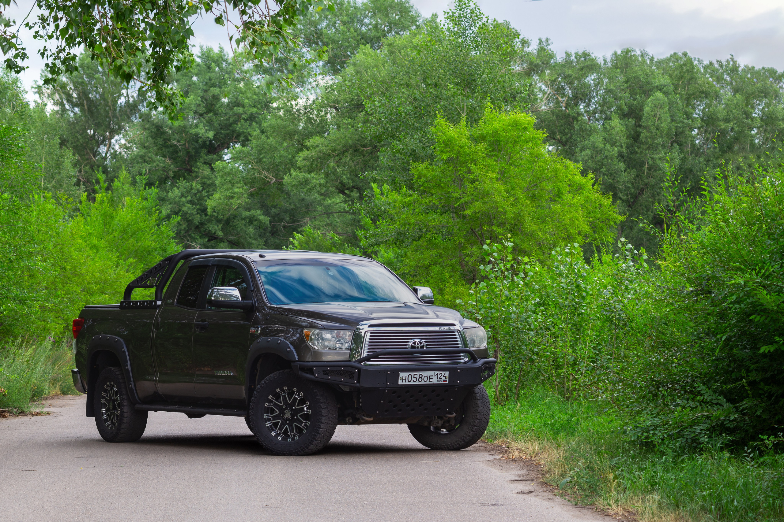 Фотосъемка автомобиля Toyota Tundra для продажи. Интерьерный фотограф и ретушер в Красноярске Денис Антропов