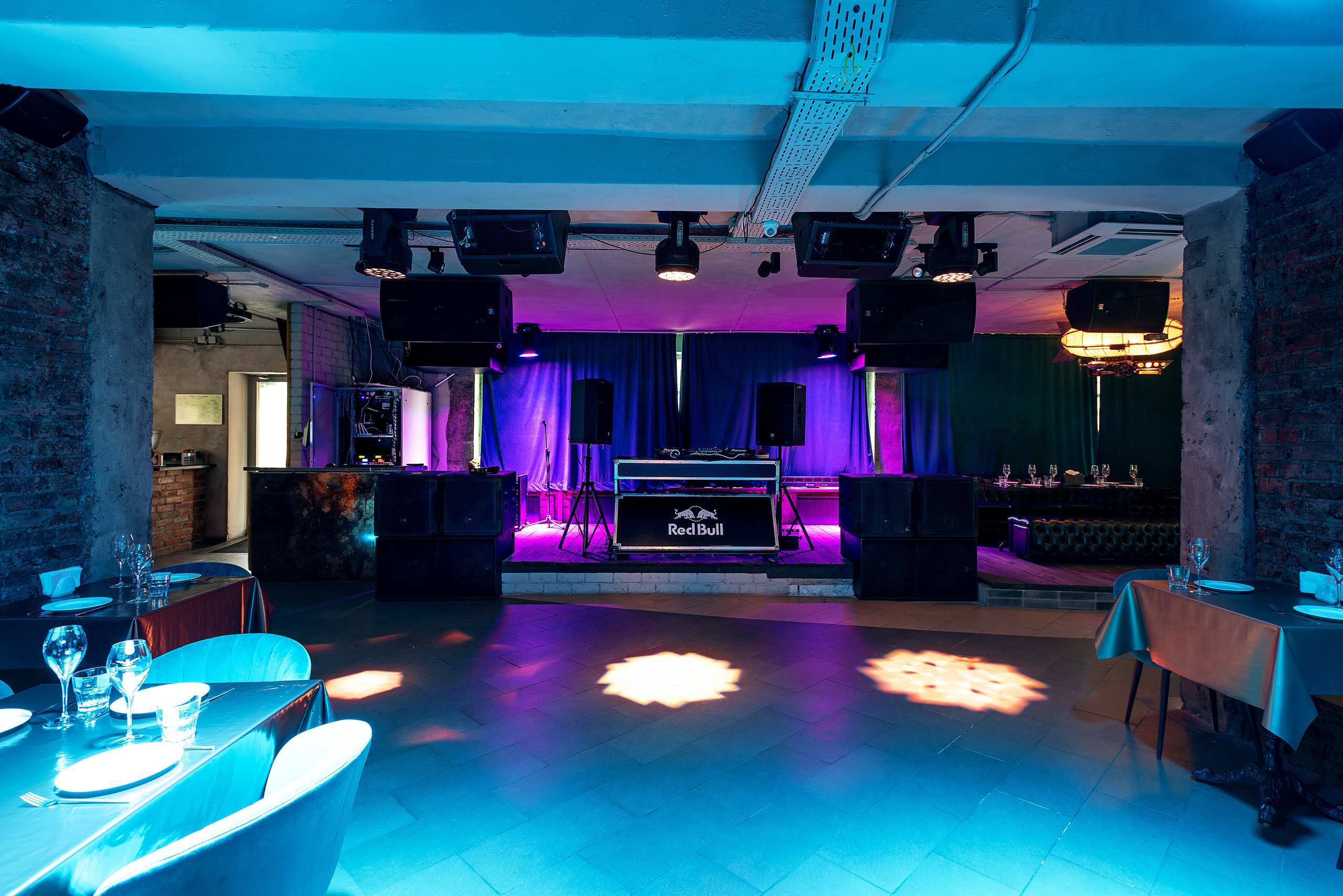 Ресторан «ОНИ В БАРЕ»