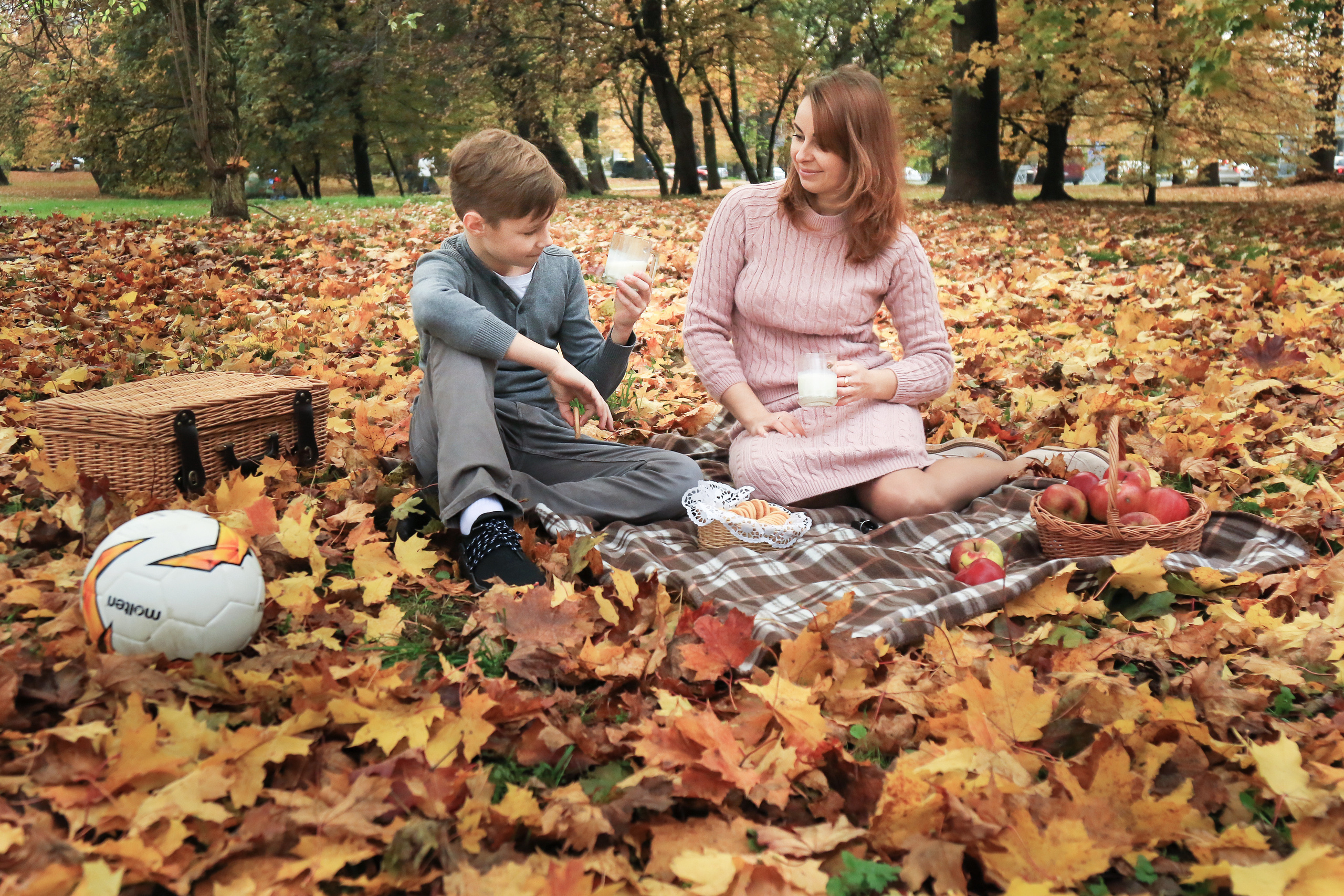 Осенняя фотосессия сына и мамы. Фотограф Зеленоградск Лиана Сопина