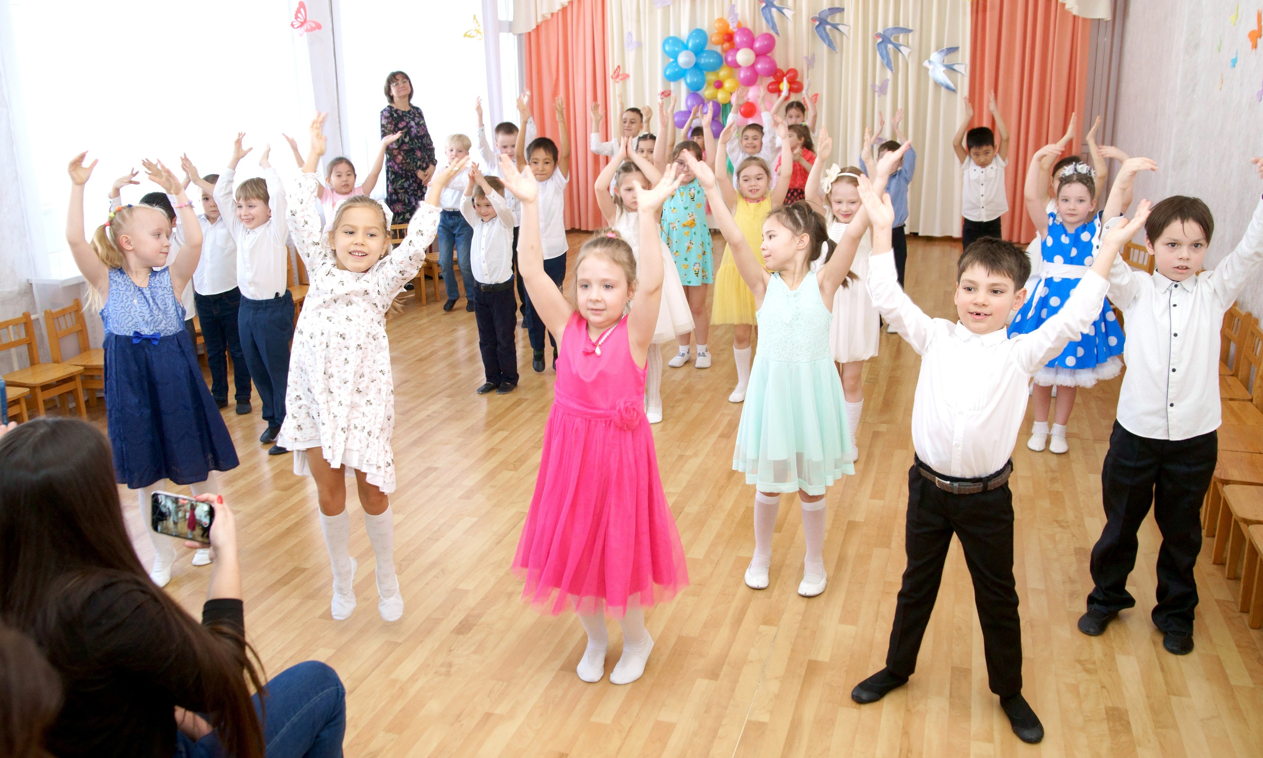 Съемка утренника в детском саду - все дети танцуют