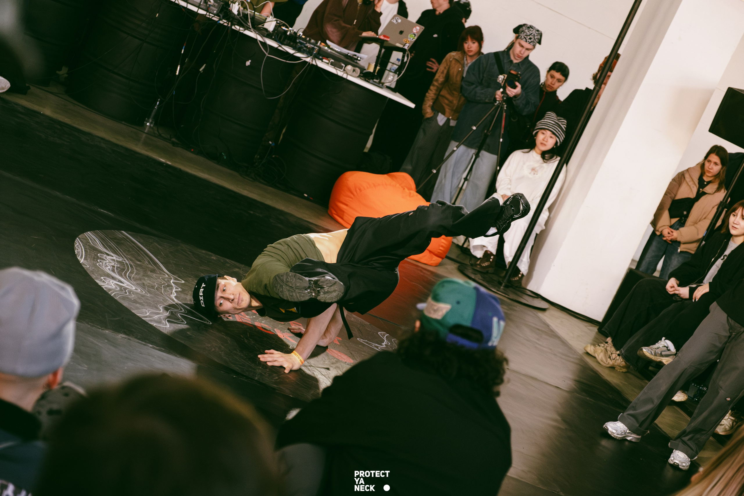 PROTECT YA NECK 22/03 (@youlovebu). Соня бу тебя сфоткала