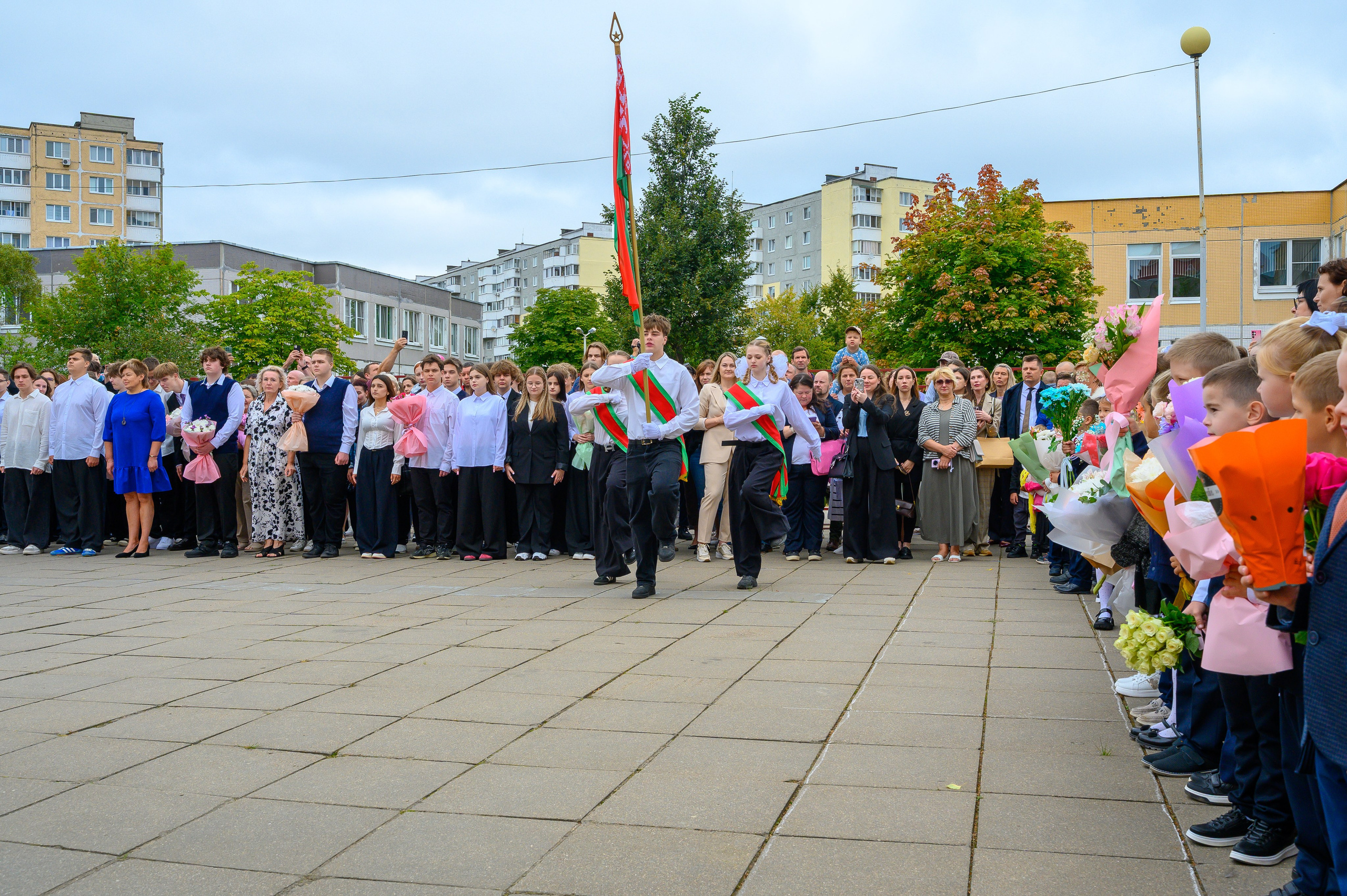 Вот звучит первый звонок, перед этим долгое приготовление к новому этапу в жизни, Яромир идет в школу. Фотоуслуги, услуги фотографа, фотографирование важных событий