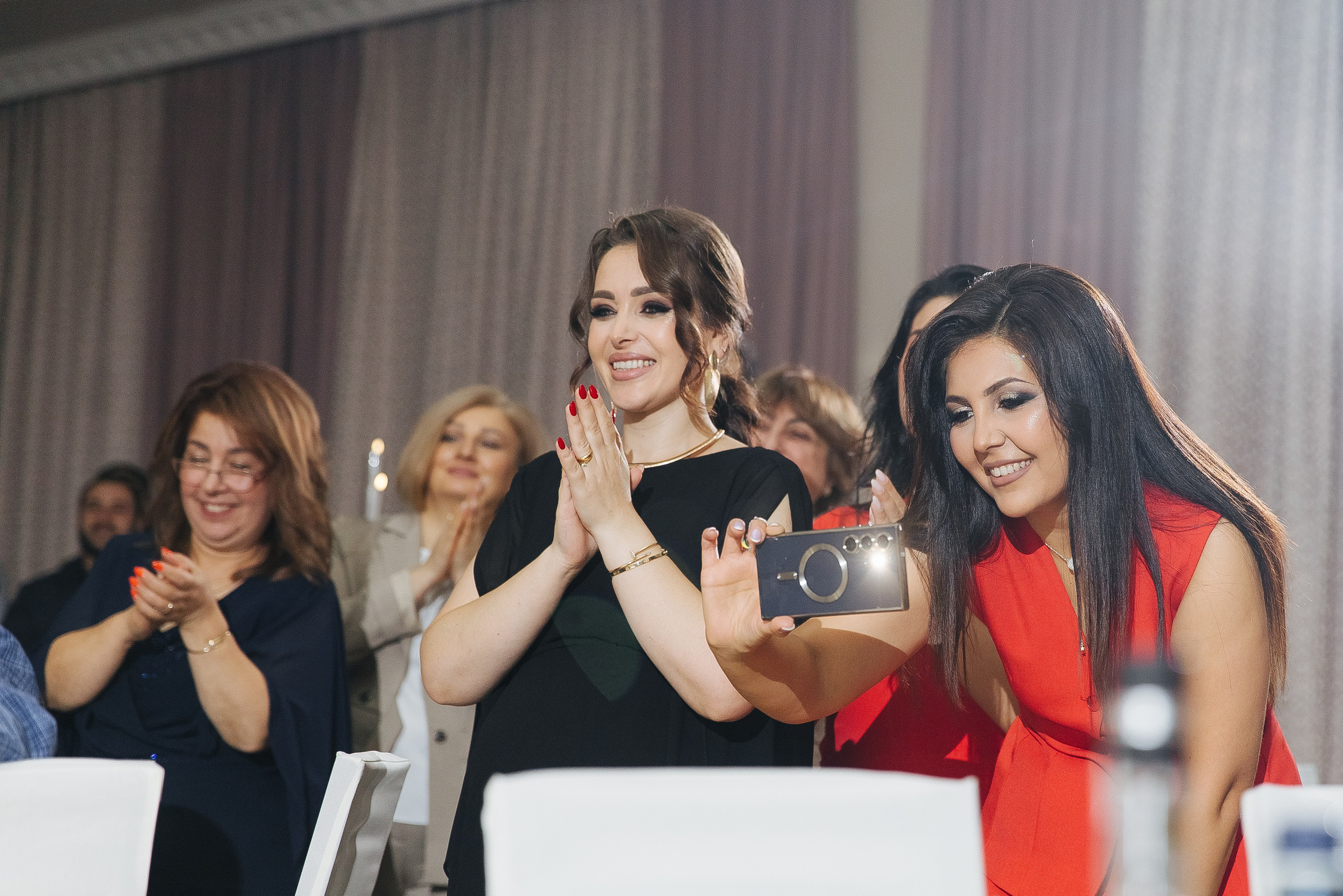 Ани и Назели. 35&5 День рождения, «Янтарь». Фотограф в Красноярске Надежда Воскресенская