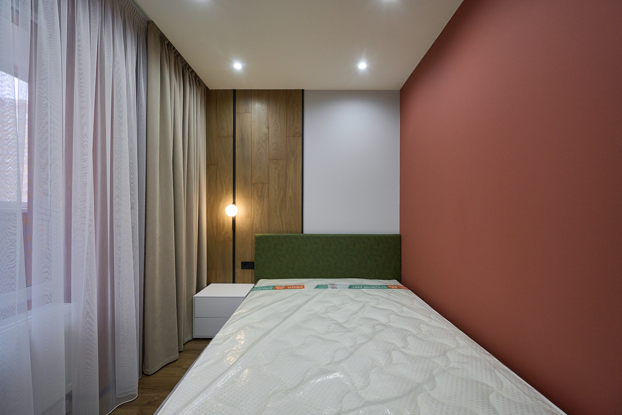 комната красная стена темно зеленая кровать серые шторы  