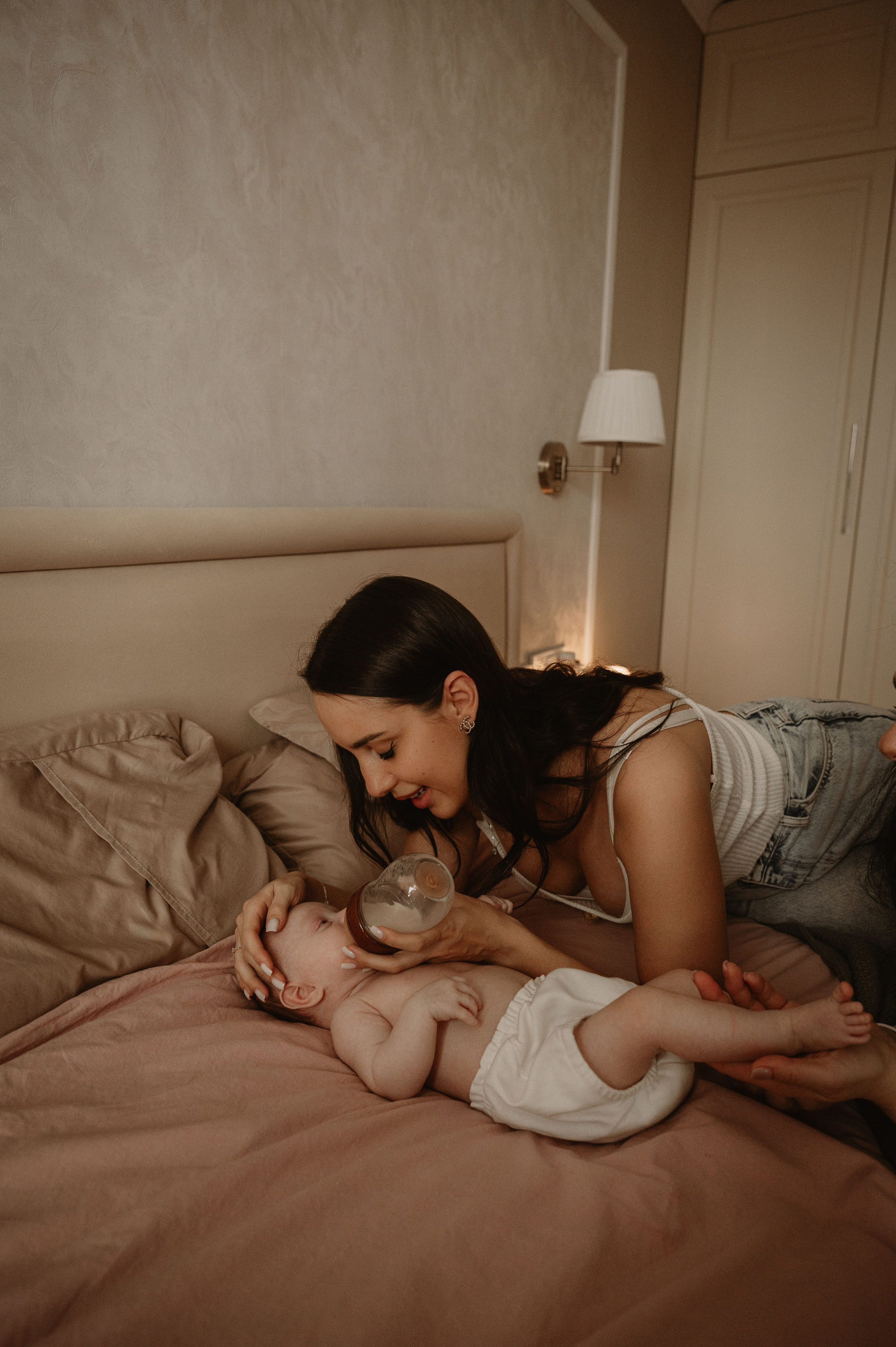 Малышка Зои с мамой и бабушками. Фотограф беременности и семьи, домашние съемки, Ньюборн