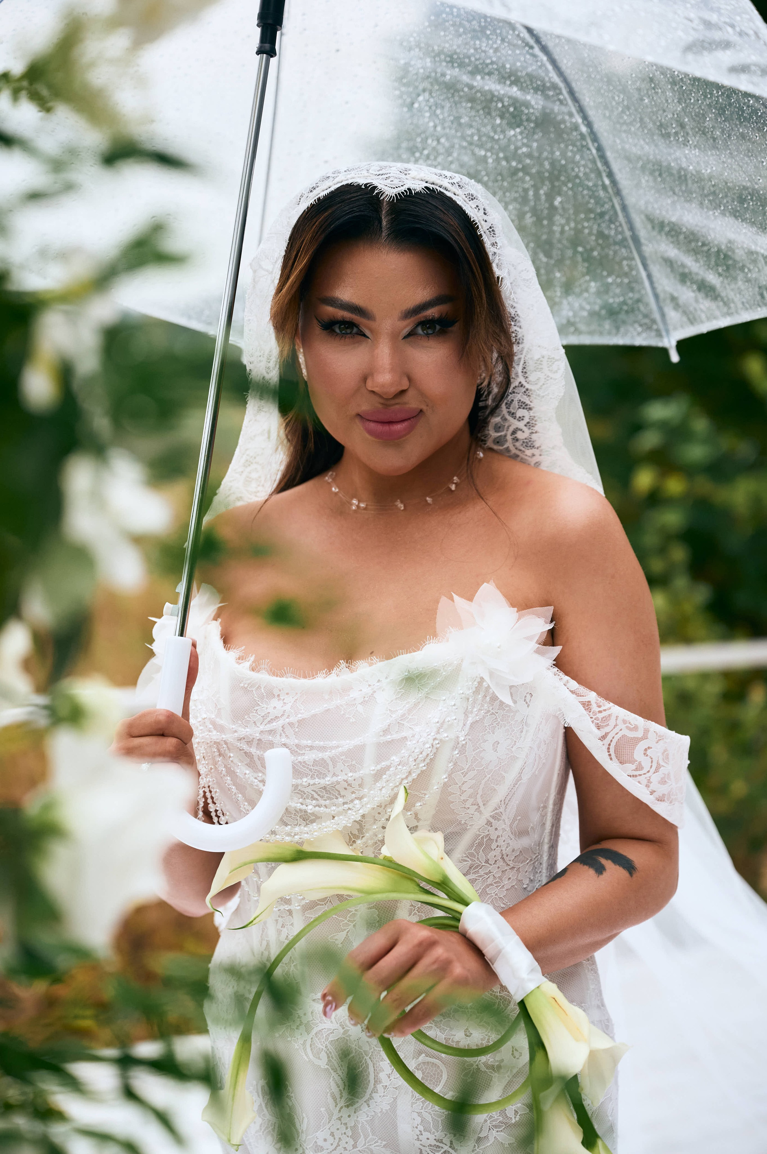 Прекрасная невеста в зеленой локации за городом