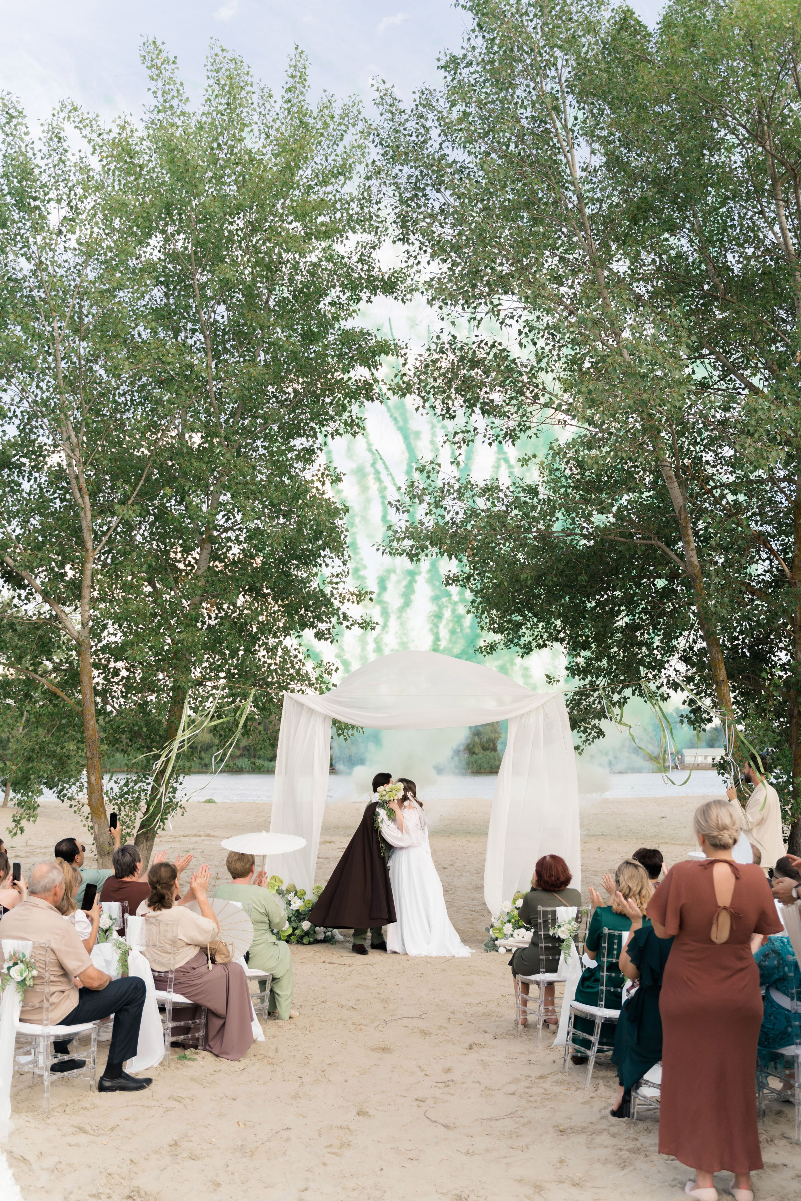 свадебная фотосессия с цветным фонтаном на берегу реки