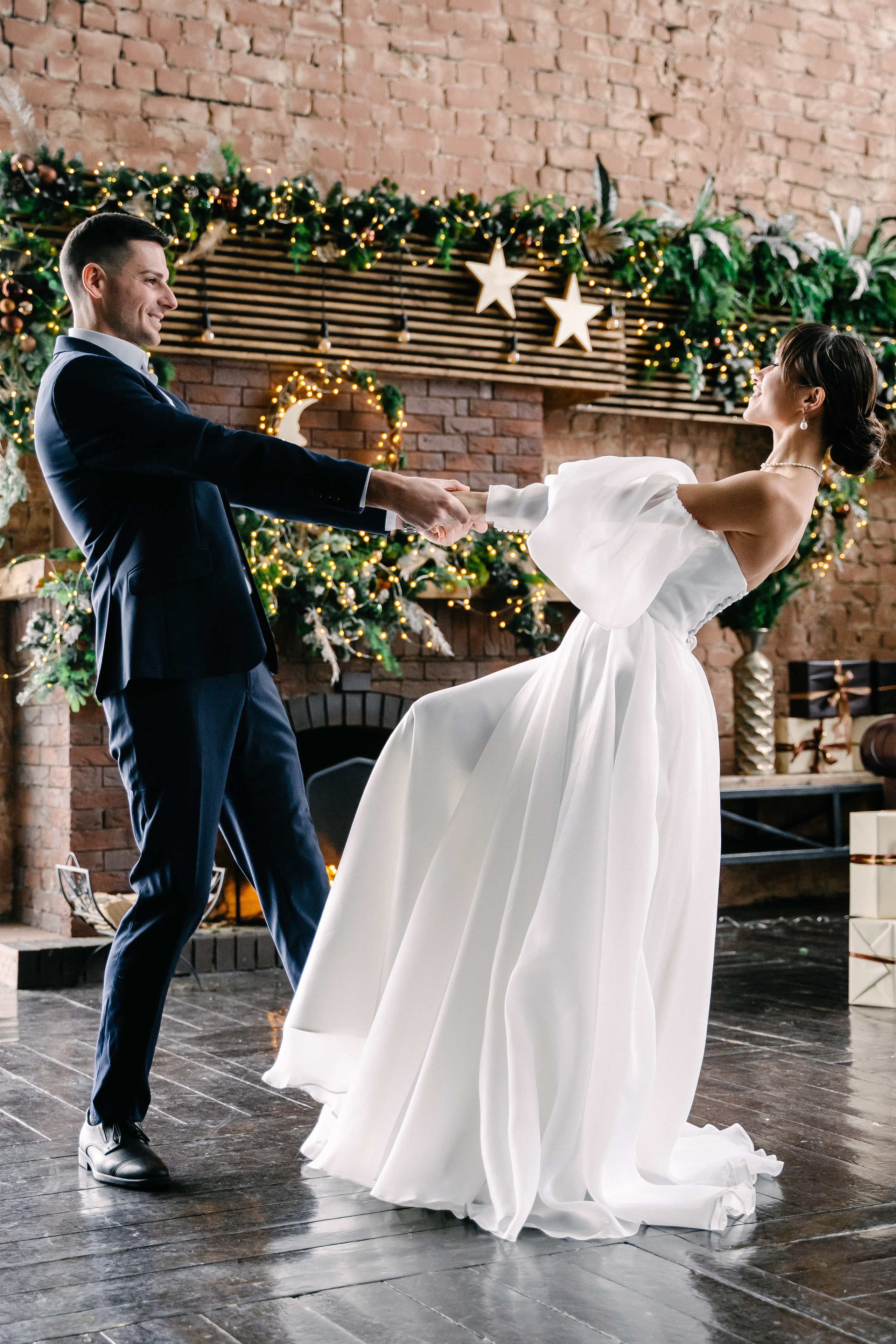 жених и невеста кружатся в медленном танце