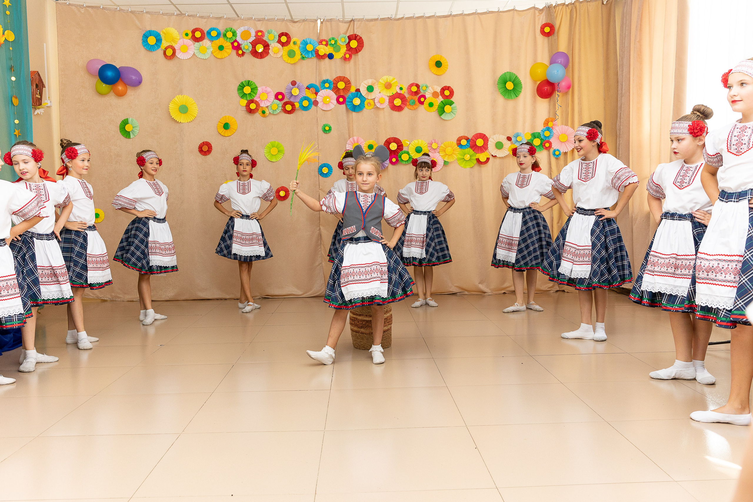 Выступление танцевального коллектива Браво. Выпускные альбомы во Владивостоке