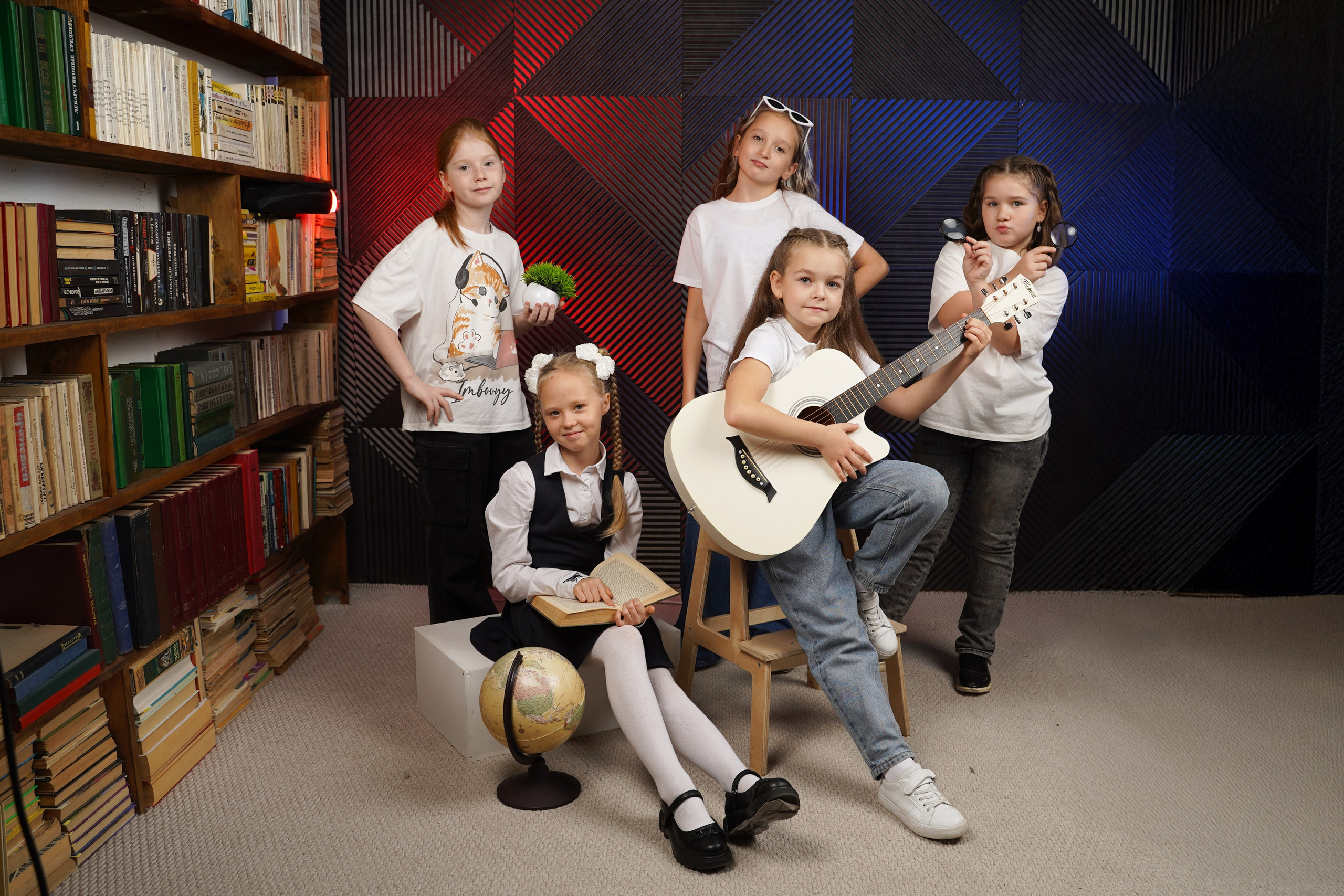 Выпускные альбомы для младших классов в Красноярске от AlbomKras 📚👶. AlbomKras -выпускные альбомы Красноярска с авторским дизайном и качественной фотосъемкой! ⭐⭐⭐⭐⭐ 5.0